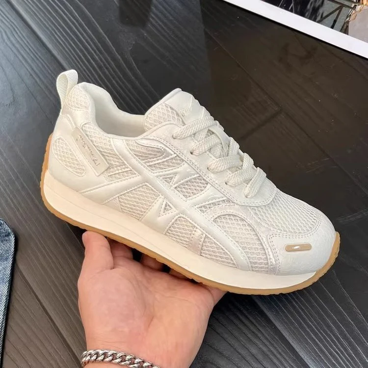 Damen Sportliche Sneakers mit atmungsaktiver Mesh-Oberfläche und eleganten Metallic-Akzenten Heidi Mode