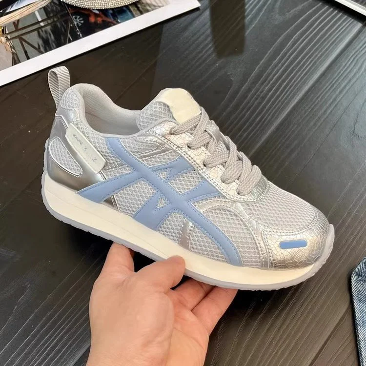 Damen Sportliche Sneakers mit atmungsaktiver Mesh-Oberfläche und eleganten Metallic-Akzenten Heidi Mode - Image 3