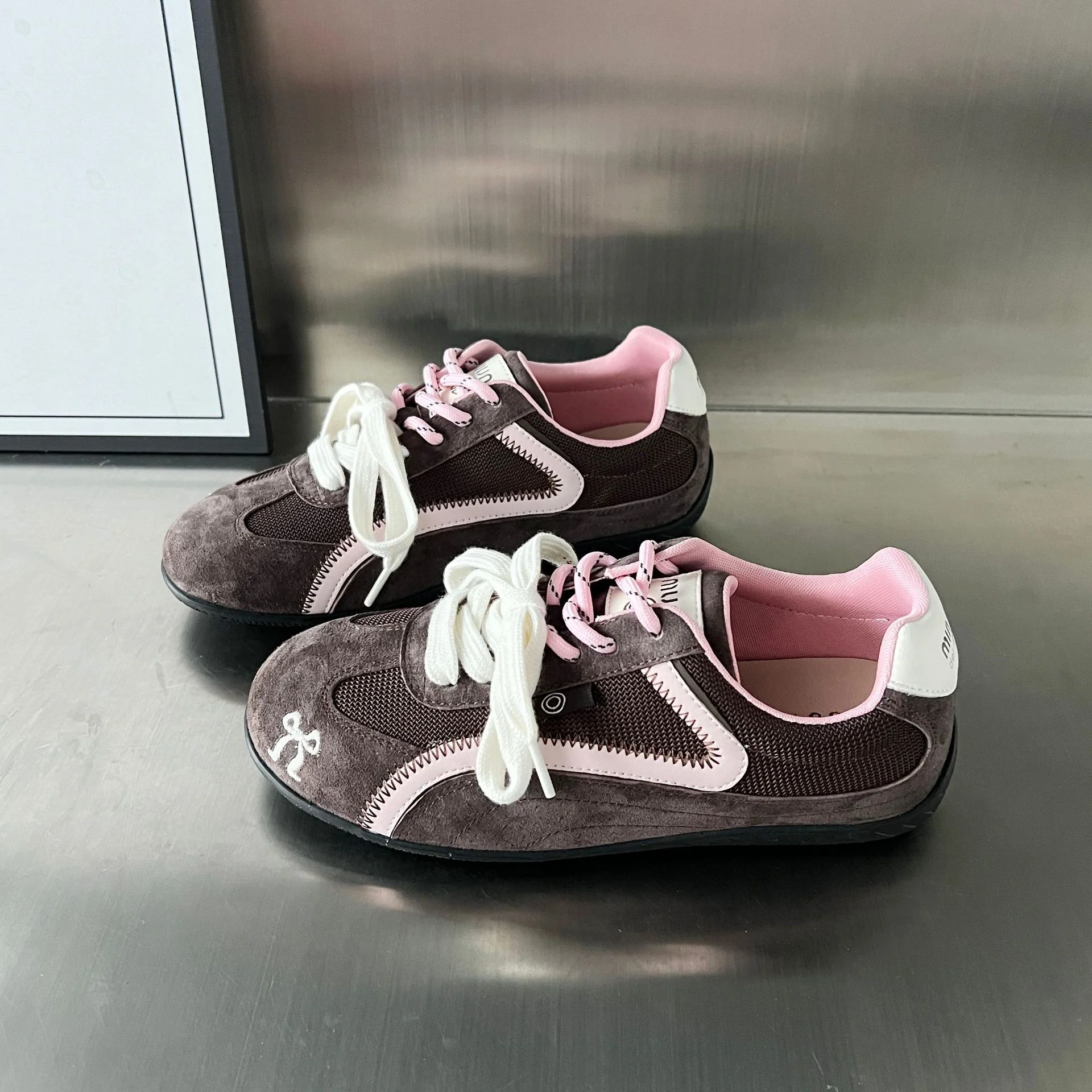 Damen Sportliche Sneakers mit atmungsaktiver Mesh-Oberfläche und eleganter Wildlederverzierung Heidi Mode