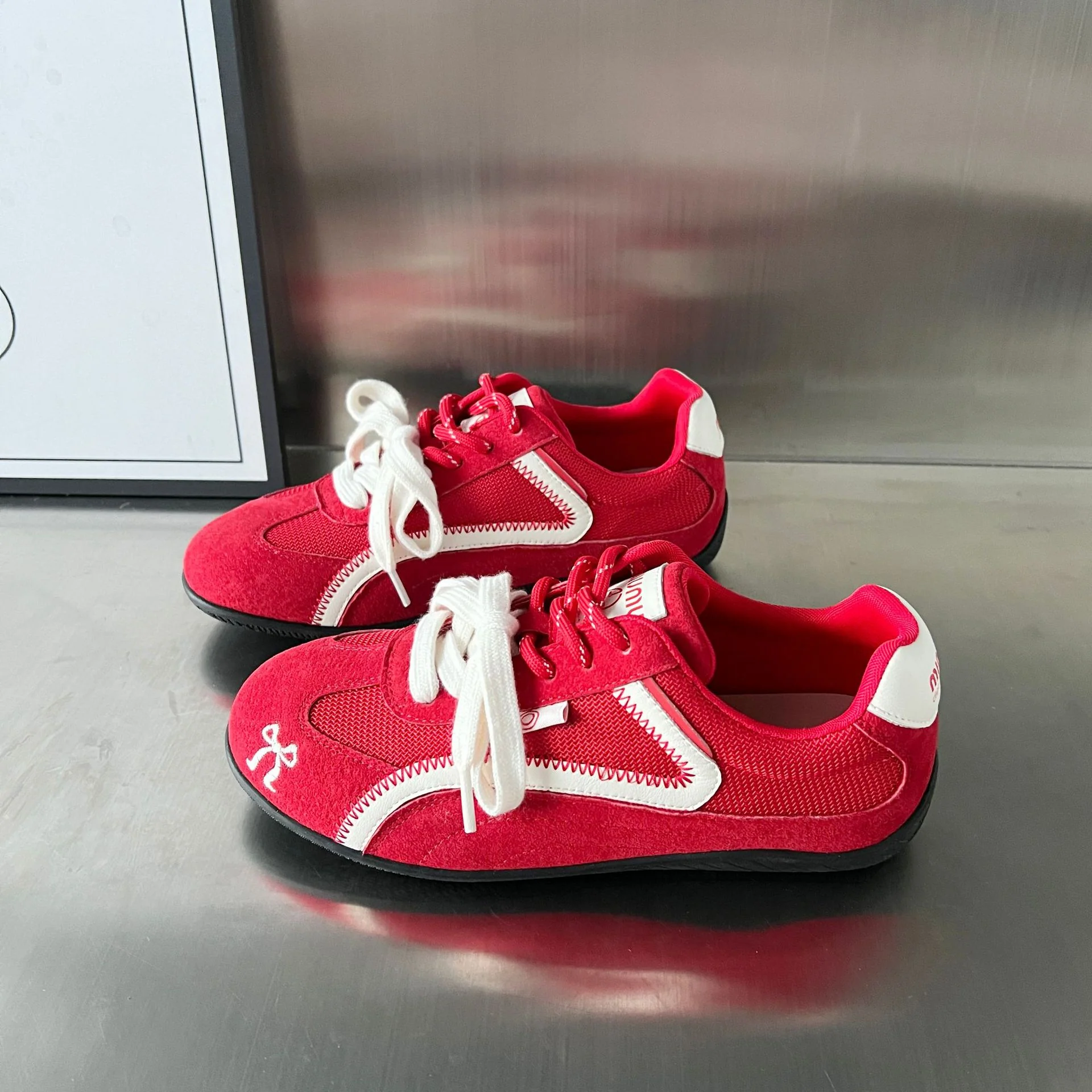 Damen Sportliche Sneakers mit atmungsaktiver Mesh-Oberfläche und eleganter Wildlederverzierung Heidi Mode - Image 2