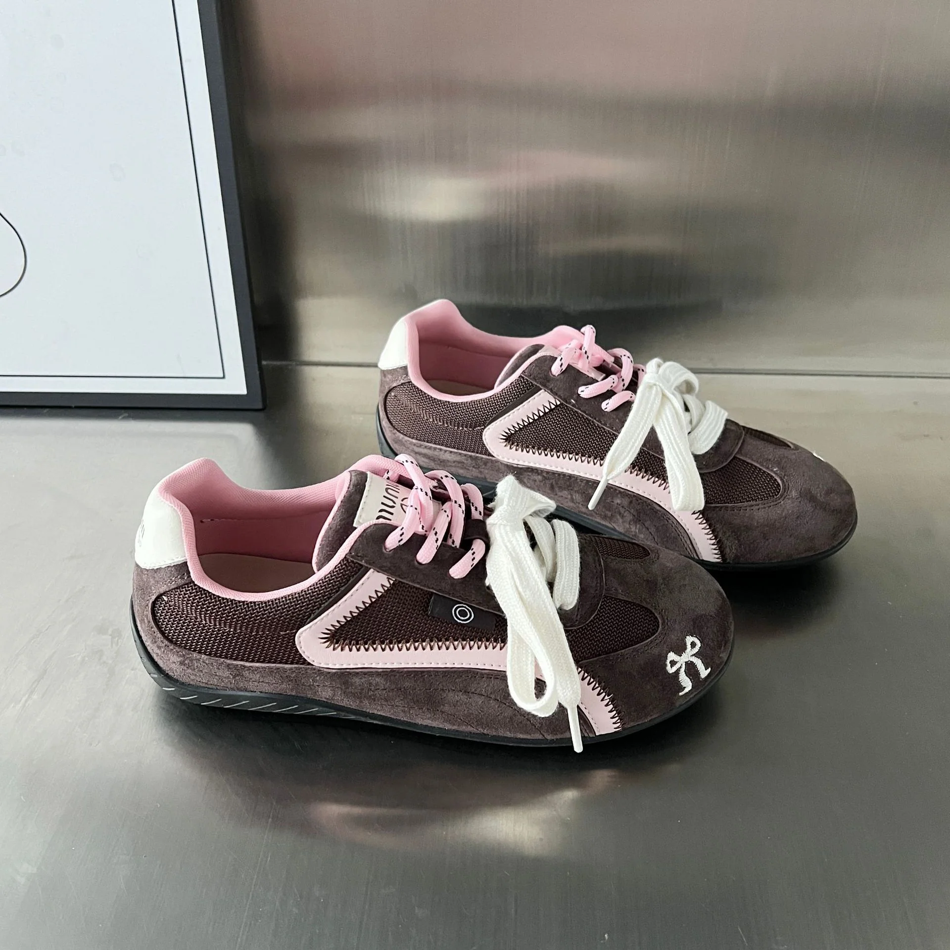 Damen Sportliche Sneakers mit atmungsaktiver Mesh-Oberfläche und eleganter Wildlederverzierung Heidi Mode - Image 4