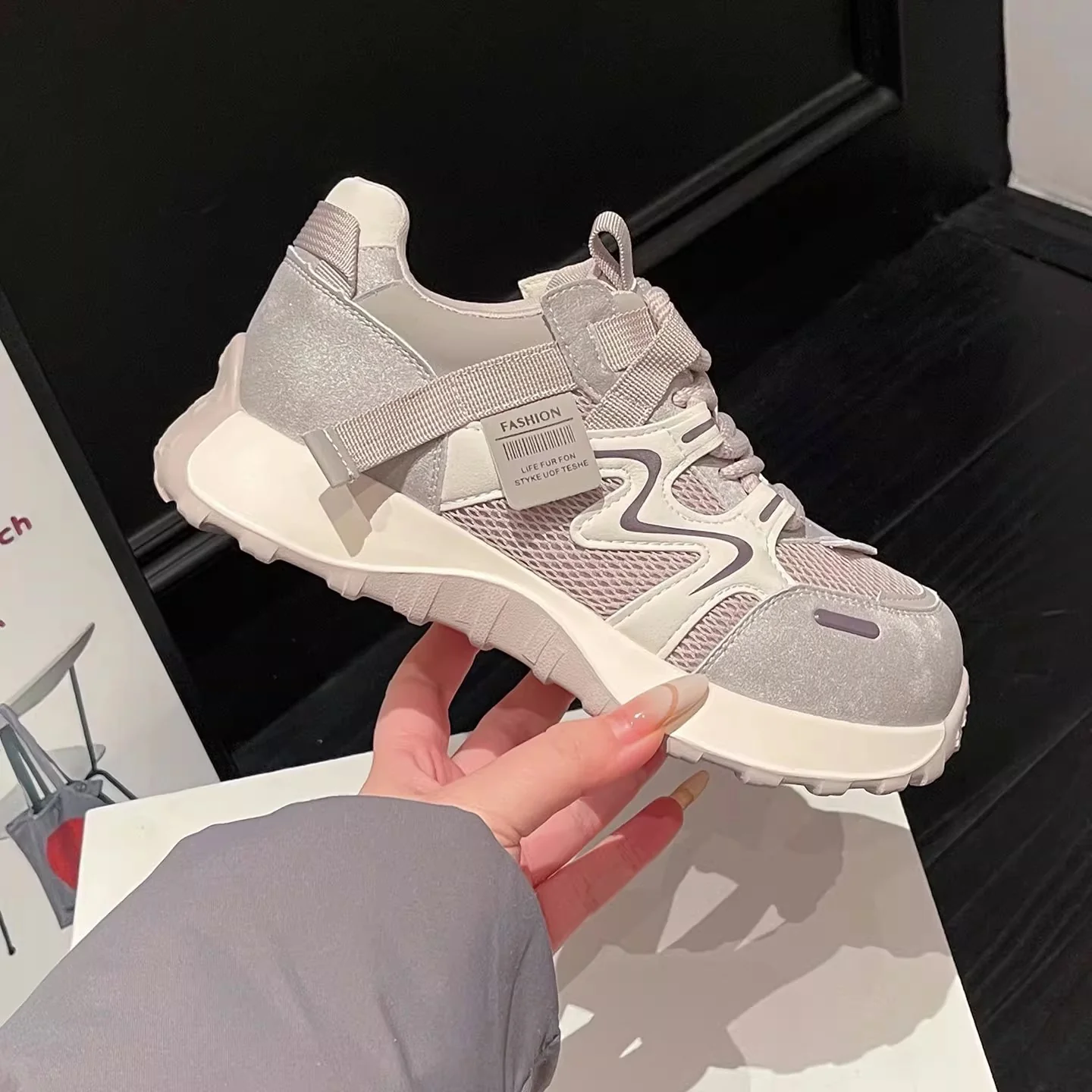 Damen Sportliche Sneakers mit atmungsaktiver Mesh-Oberfläche und verstärktem Fersenbereich Heidi Mode - Image 3