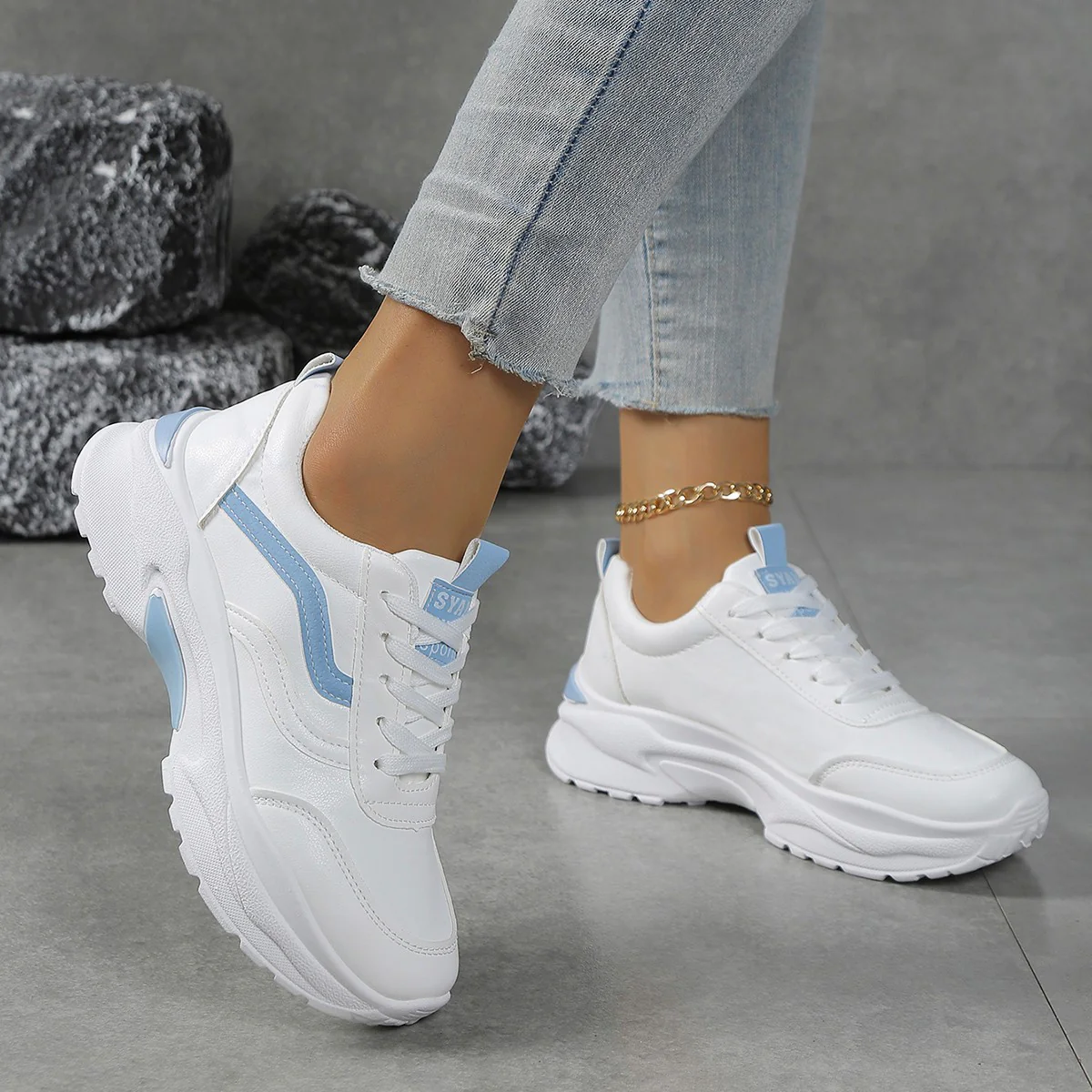 Damen Sportliche Sneakers mit atmungsaktiver Oberflächenstruktur und trendigem Dämpfungssystem Heidi Mode - Image 2