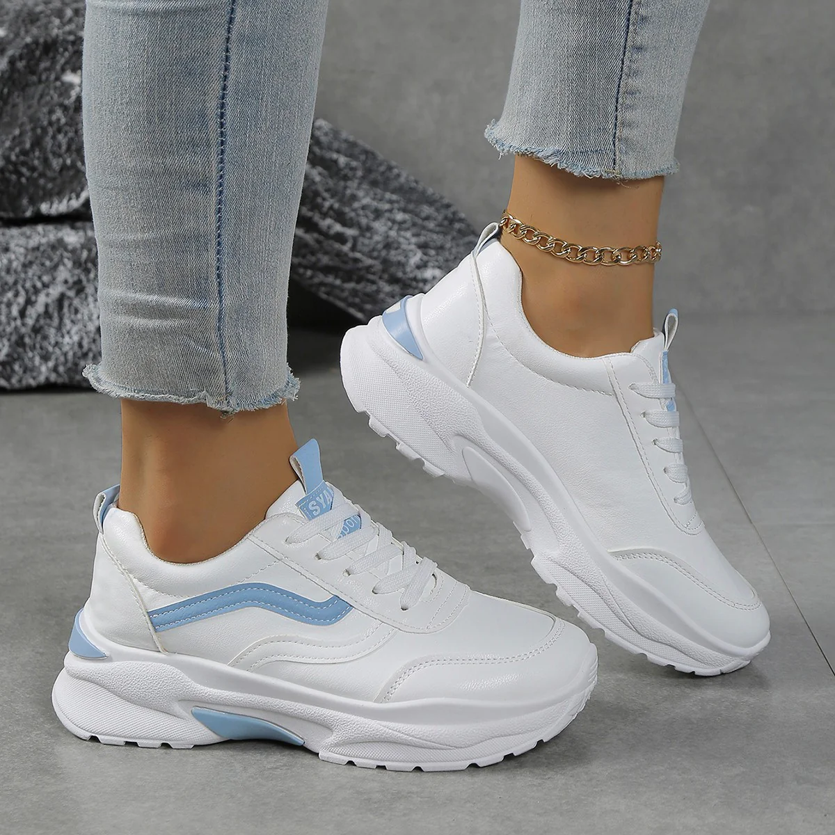 Damen Sportliche Sneakers mit atmungsaktiver Oberflächenstruktur und trendigem Dämpfungssystem Heidi Mode - Image 4