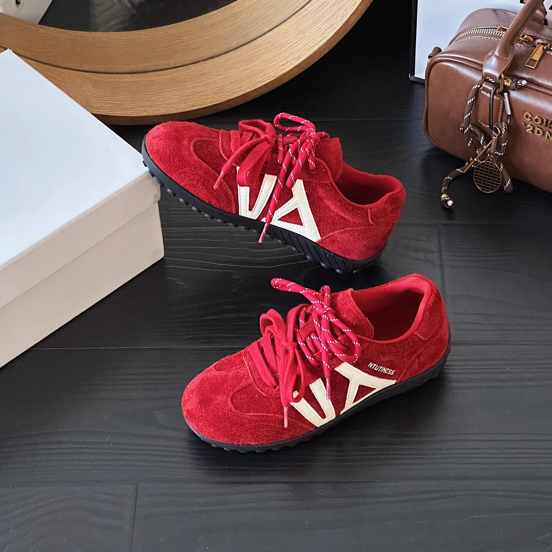 Damen Sportliche Sneakers mit atmungsaktiver Obermaterialkombination und rutschfester Laufsohle Heidi Mode - Image 2