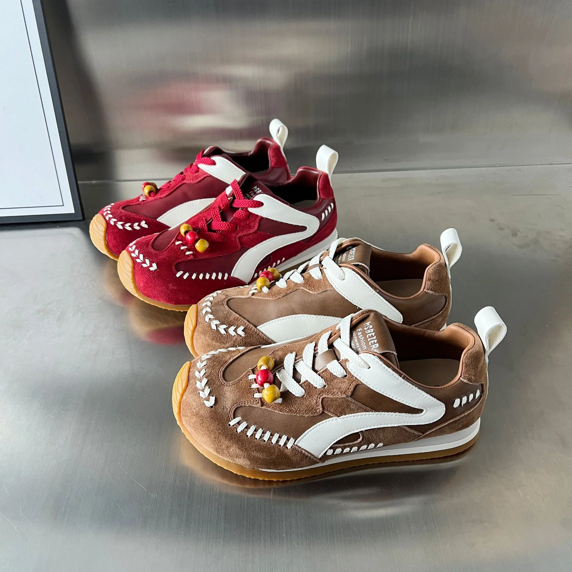 Damen Sportliche Sneakers mit auffälligen Perlenakzenten und hochwertiger Wildleder-Oberfläche Heidi Mode - Image 3