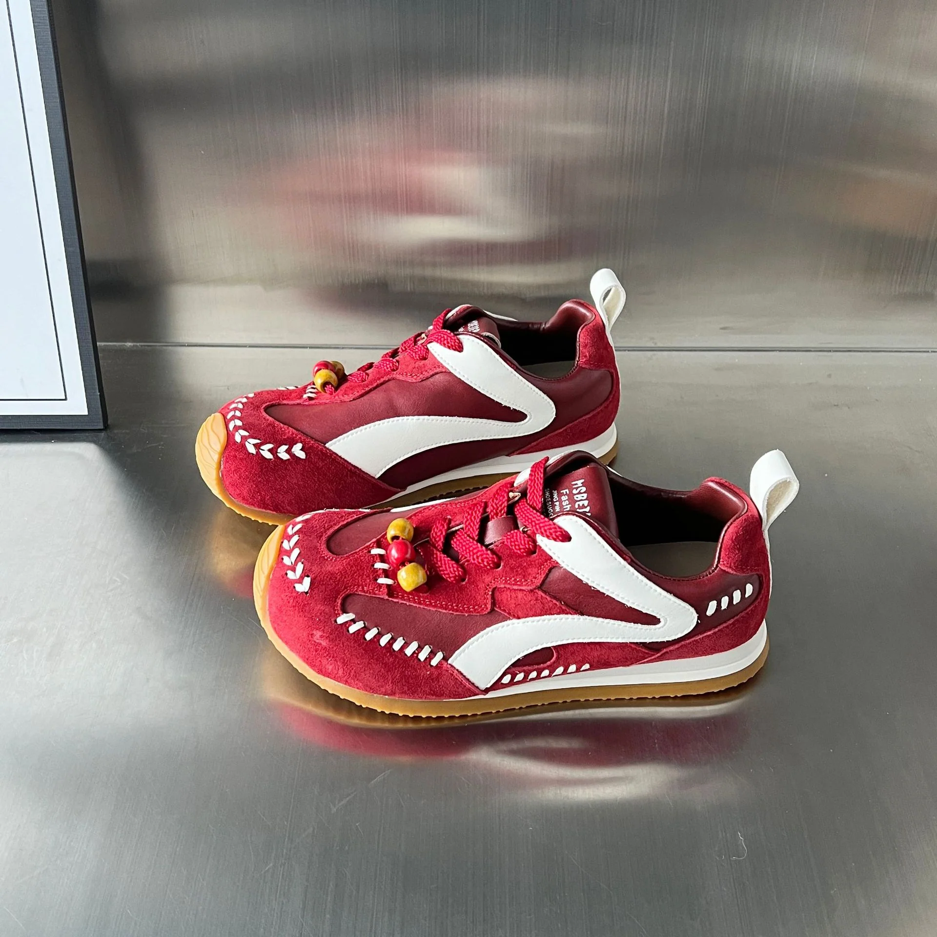 Damen Sportliche Sneakers mit auffälligen Perlenakzenten und hochwertiger Wildleder-Oberfläche Heidi Mode - Image 7