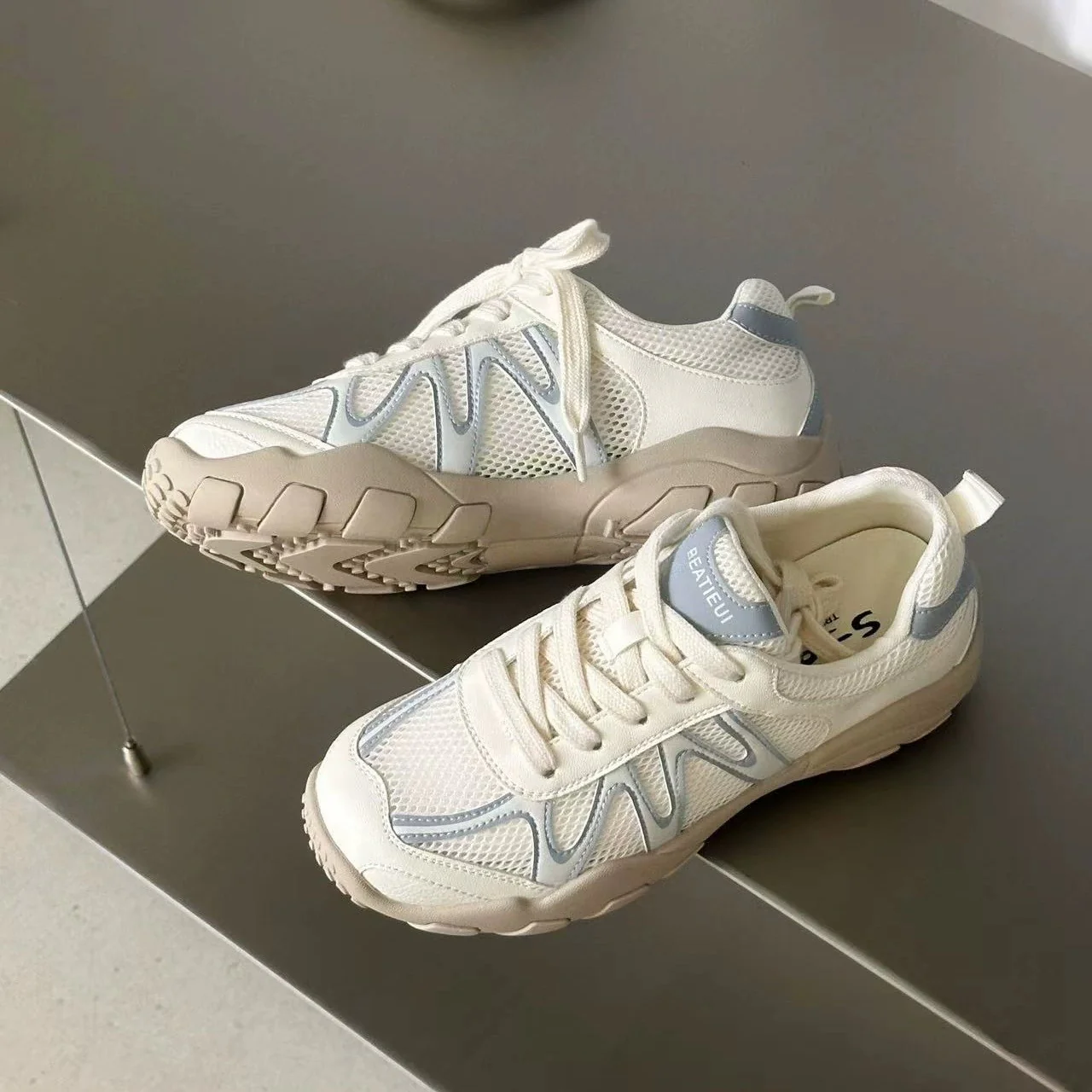 Damen Sportliche Sneakers mit dämpfendem Komfort und atmungsaktiver Konstruktion Heidi Mode - Image 4