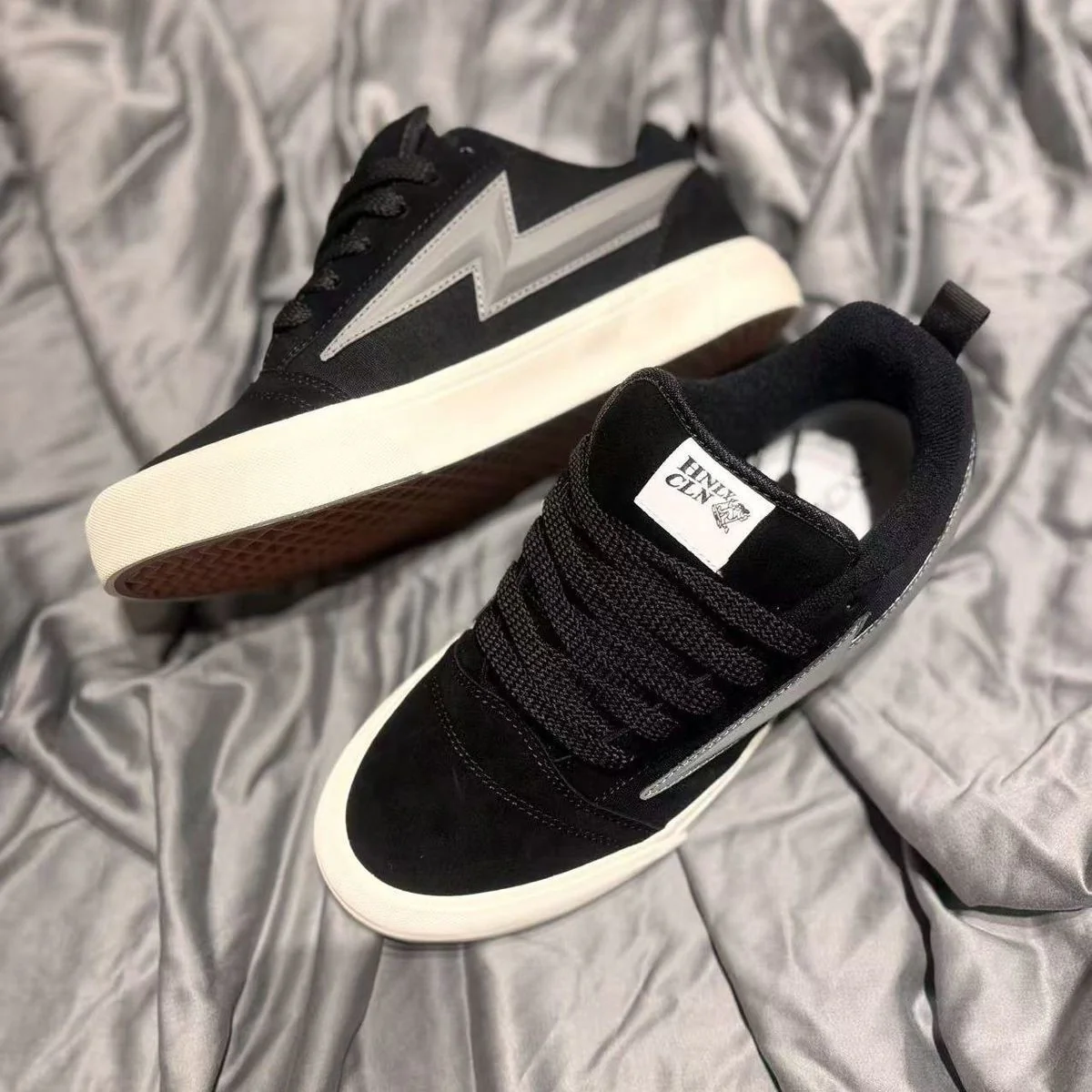 Damen Sportliche Sneakers mit dynamischem Blitzdesign Heidi Mode - Image 3