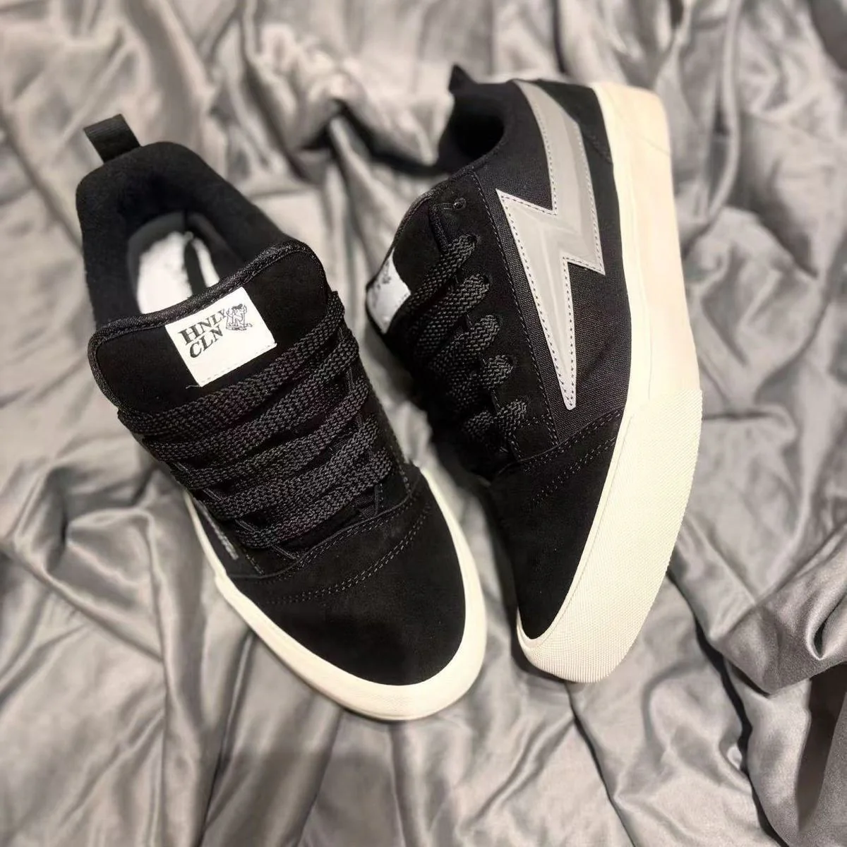 Damen Sportliche Sneakers mit dynamischem Blitzdesign Heidi Mode - Image 4