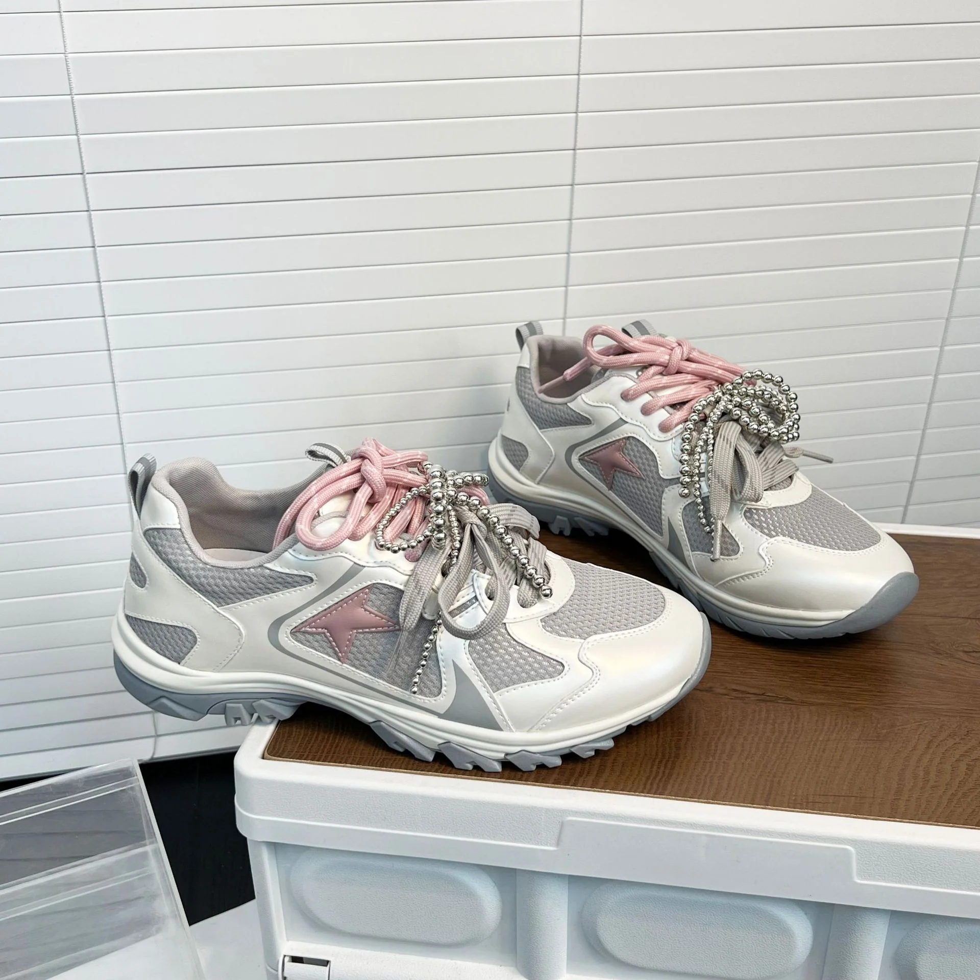 Damen Sportliche Sneakers mit einzigartiger Schnürung und modischen Akzenten Heidi Mode - Image 4