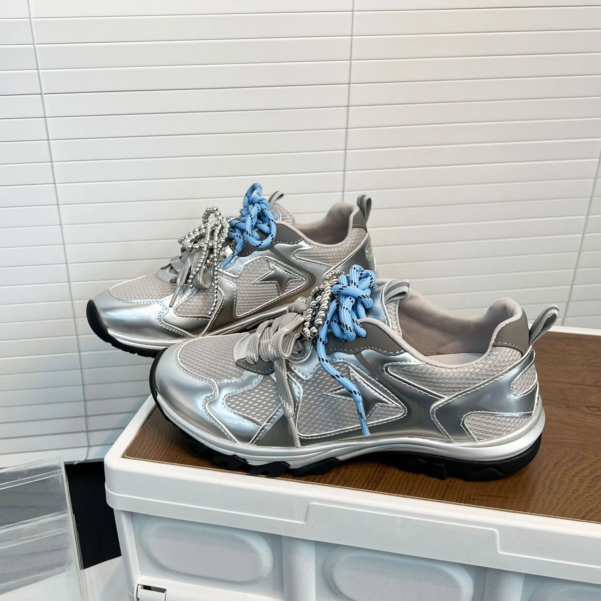Damen Sportliche Sneakers mit einzigartiger Schnürung und modischen Akzenten Heidi Mode - Image 7