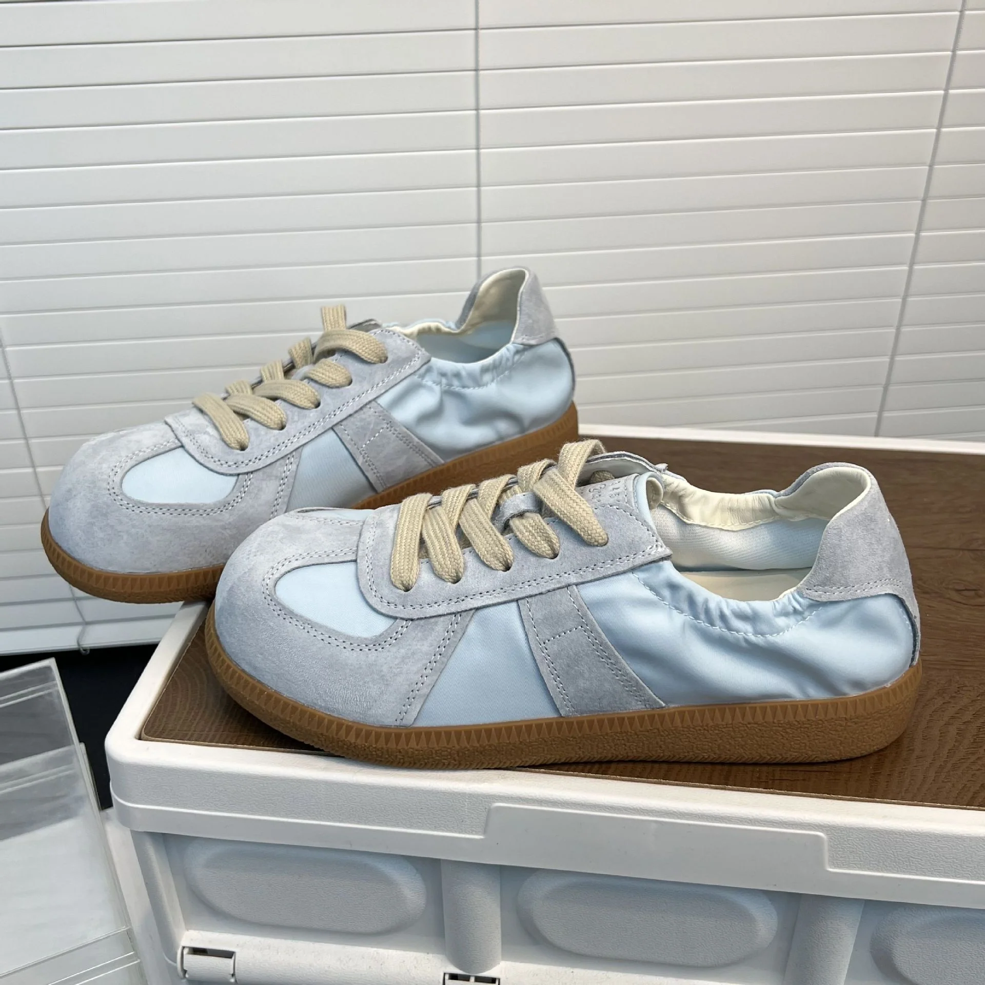 Damen Sportliche Sneakers mit elegantem Satin-Obermaterial Heidi Mode - Image 3