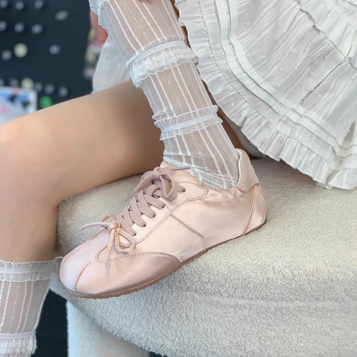 Damen Sportliche Sneakers mit eleganter Schnürung und atmungsaktiver Oberfläche Heidi Mode