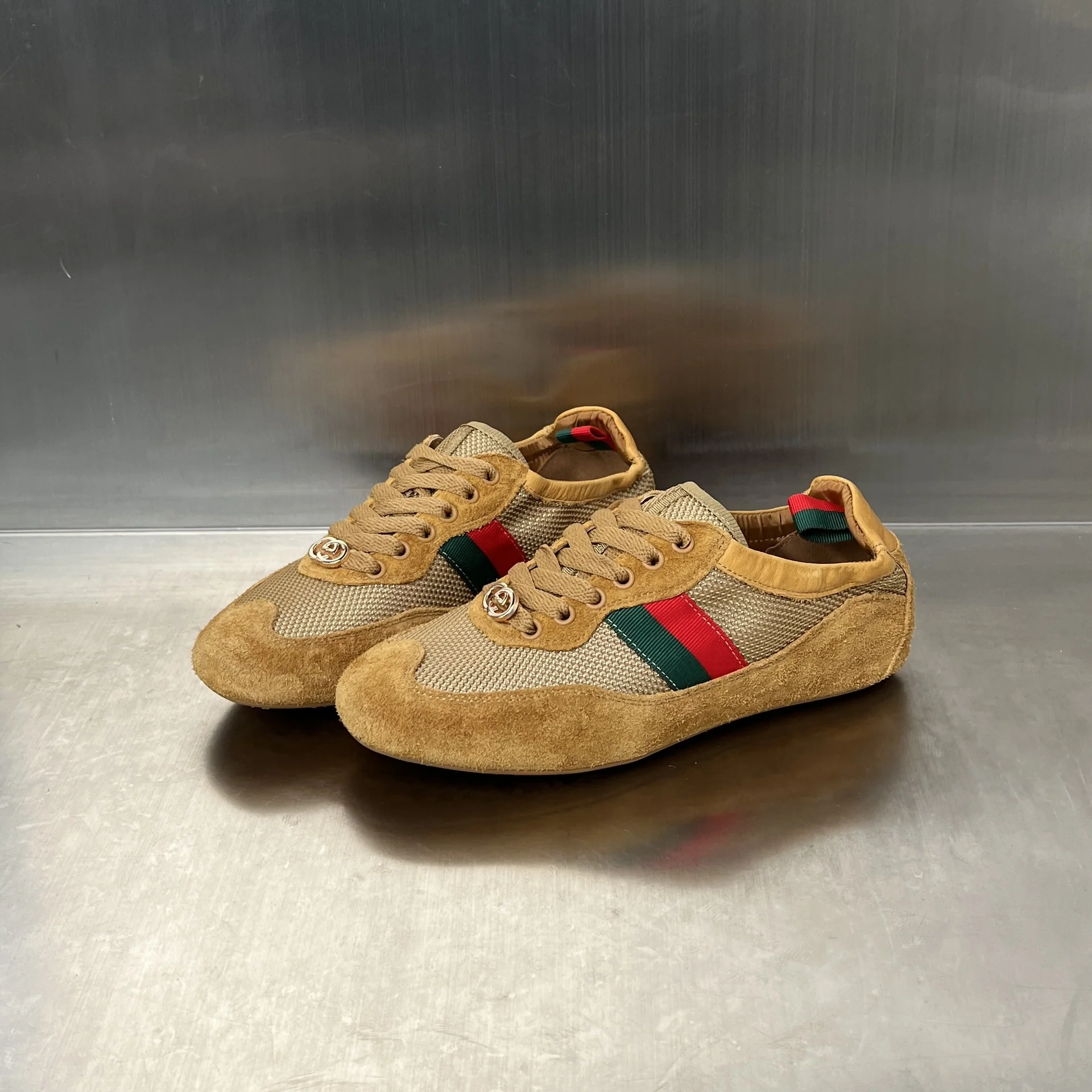 Damen Sportliche Sneakers mit exklusiver Farbakzentierung und edlem Logo Heidi Mode - Image 2