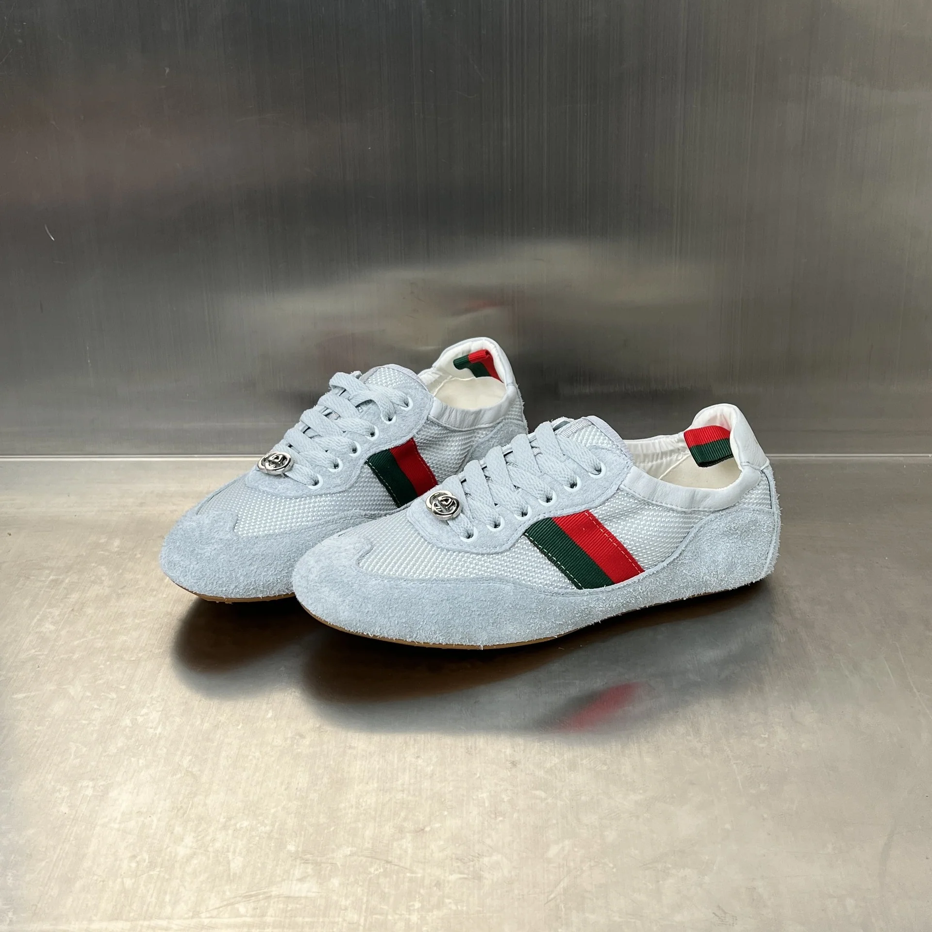 Damen Sportliche Sneakers mit exklusiver Farbakzentierung und edlem Logo Heidi Mode - Image 6