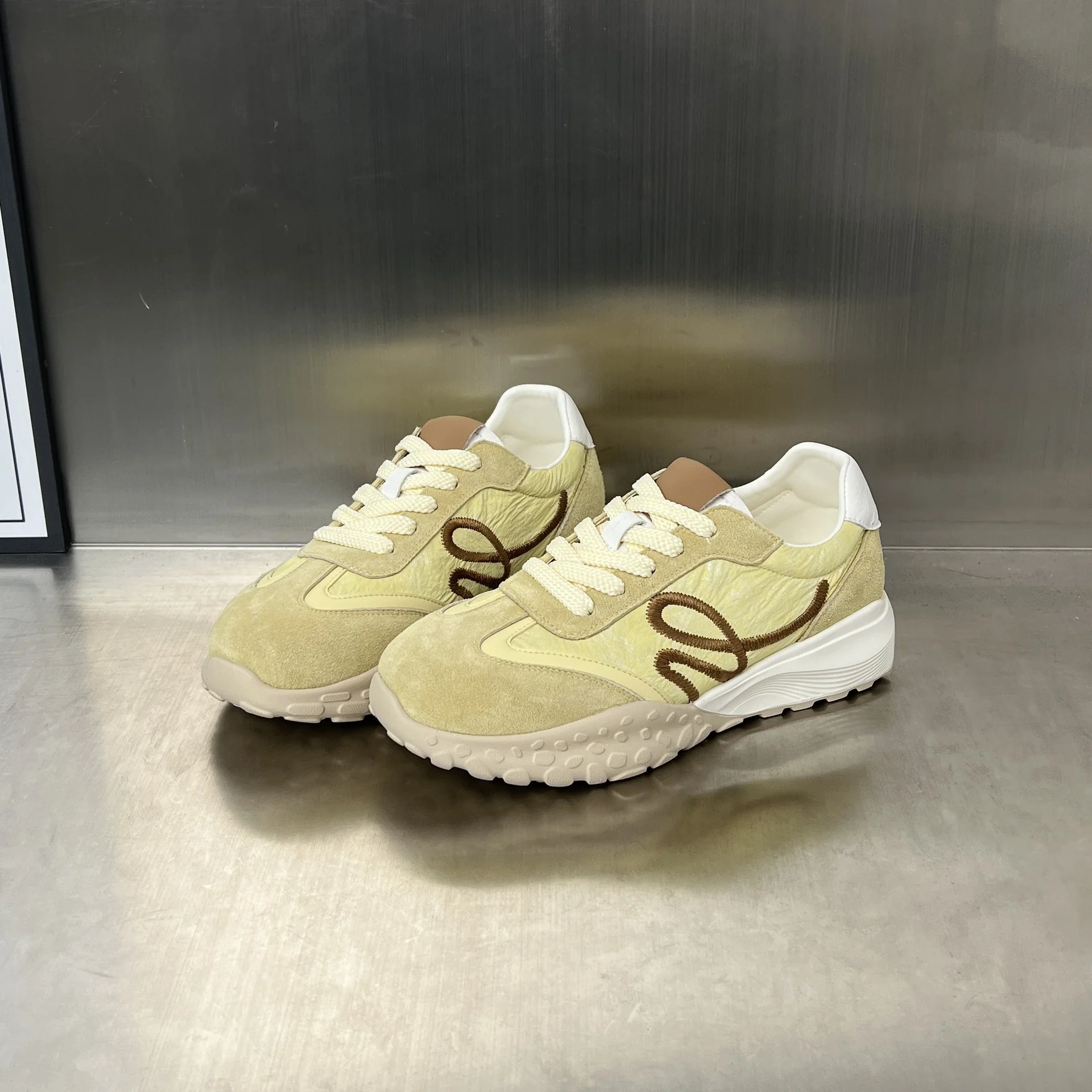 Damen Sportliche Sneakers mit gepolstertem Futter und rutschfester Laufsohle Heidi Mode - Image 2