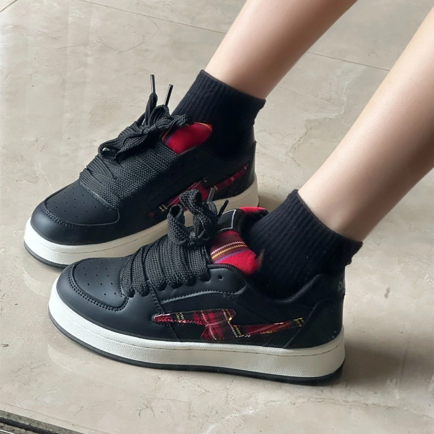 Damen sportliche Sneakers mit gepolsterter Innensohle und elastischem Schnürsystem Heidi Mode - Image 2