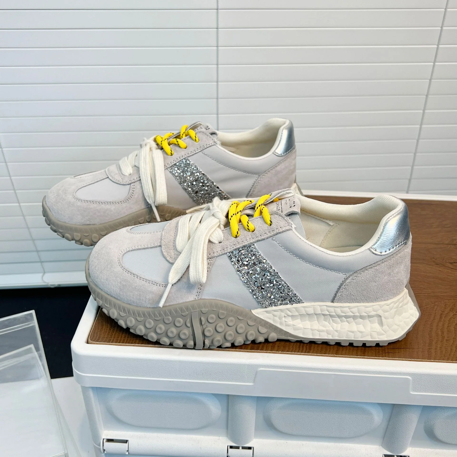 Damen Sportliche Sneakers mit Glitzerapplikationen und rutschfester Sohle Heidi Mode - Image 2