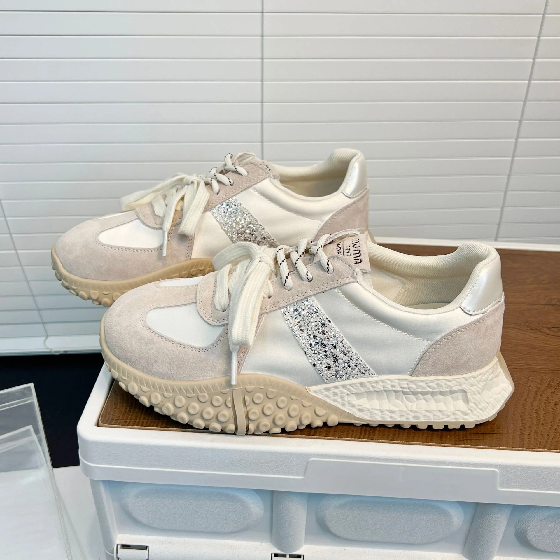 Damen Sportliche Sneakers mit Glitzerapplikationen und rutschfester Sohle Heidi Mode - Image 3