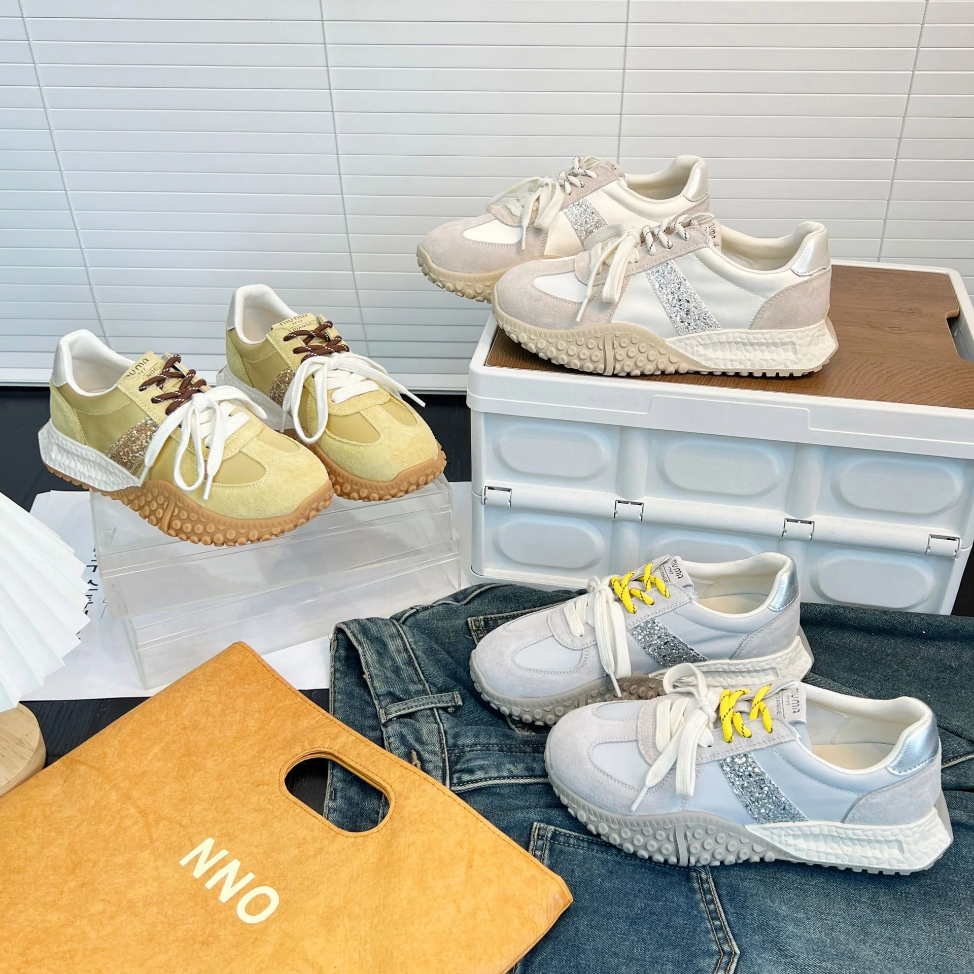 Damen Sportliche Sneakers mit Glitzerapplikationen und rutschfester Sohle Heidi Mode - Image 4