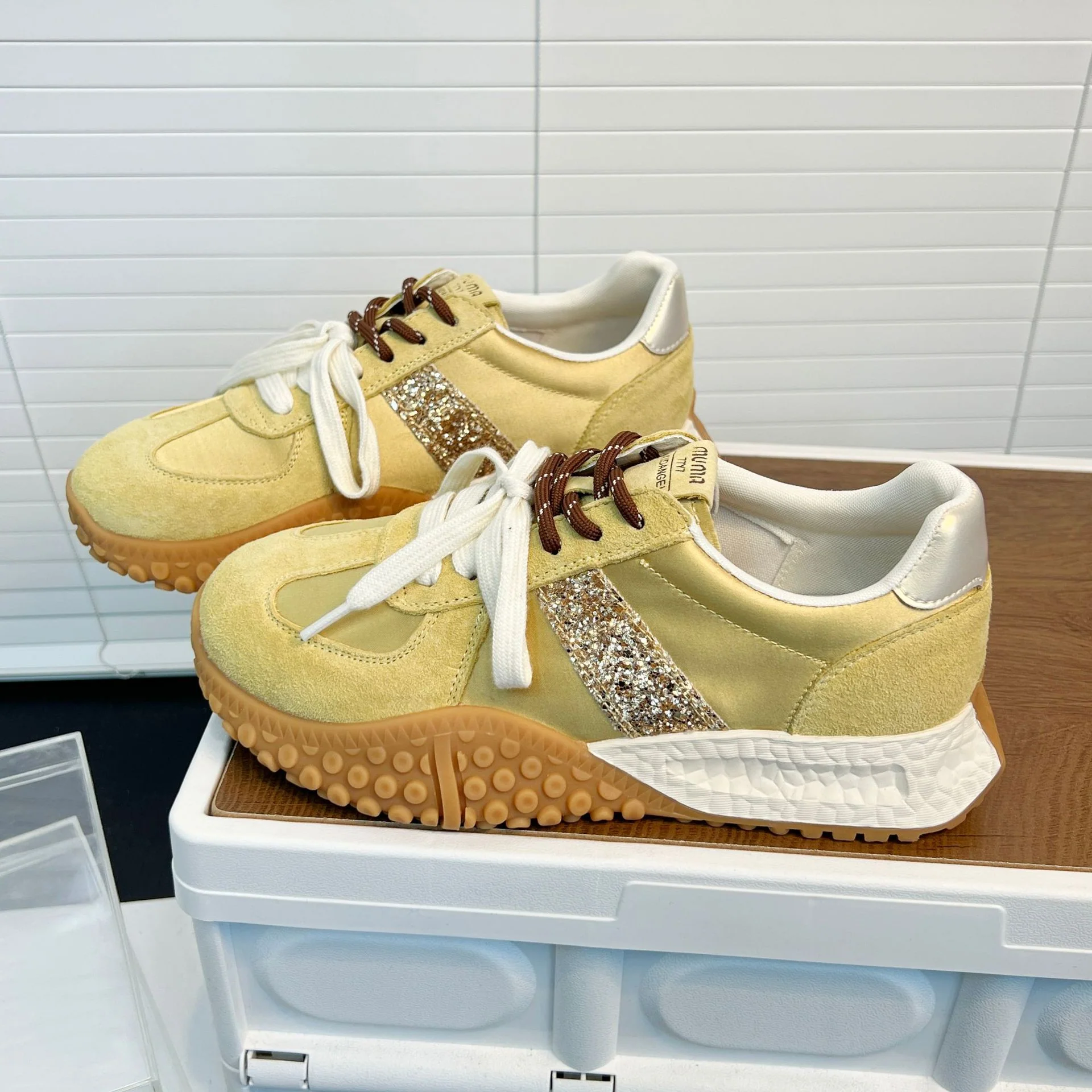 Damen Sportliche Sneakers mit Glitzerapplikationen und rutschfester Sohle Heidi Mode - Image 8