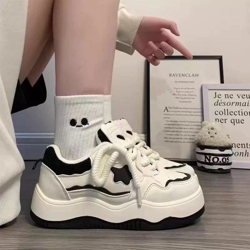 Damen Sportliche Sneakers mit innovativer Designstruktur Heidi Mode - Image 4