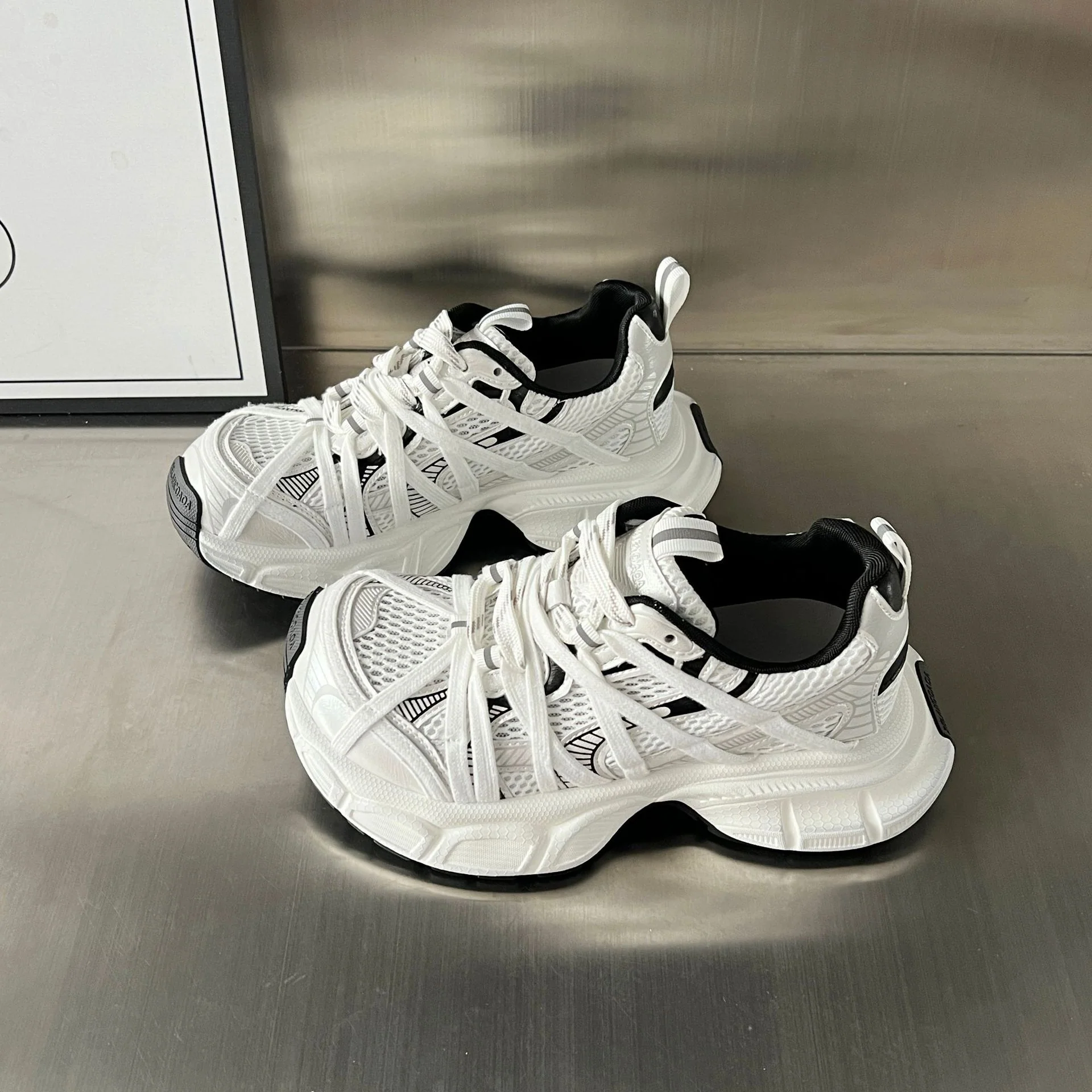 Damen Sportliche Sneakers mit innovativer Schnürung und atmungsaktiver Mesh-Oberfläche Heidi Mode - Image 7