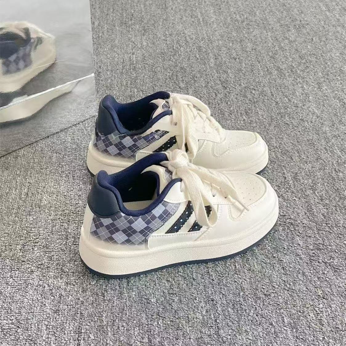 Damen Sportliche Sneakers mit kariertem Design und gepolsterter Innensohle Heidi Mode - Image 3