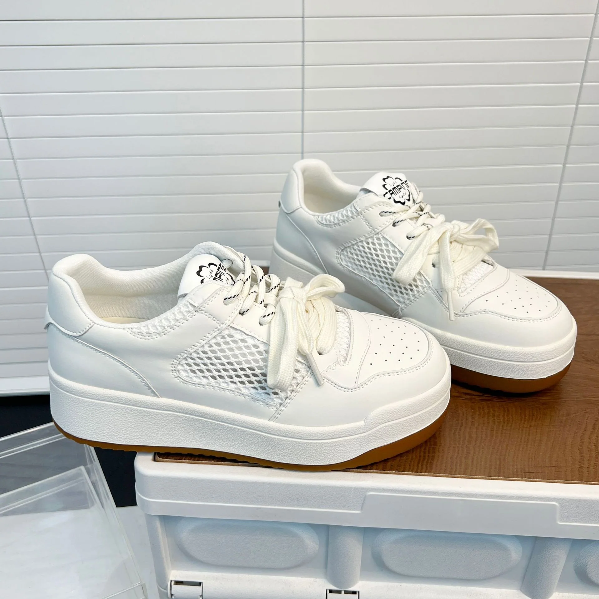 Damen Sportliche Sneakers mit luftiger Netz- und Lederkombination Heidi Mode - Image 4
