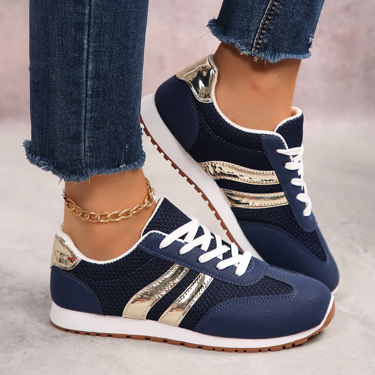 Damen Sportliche Sneakers mit metallischen Akzenten Heidi Mode