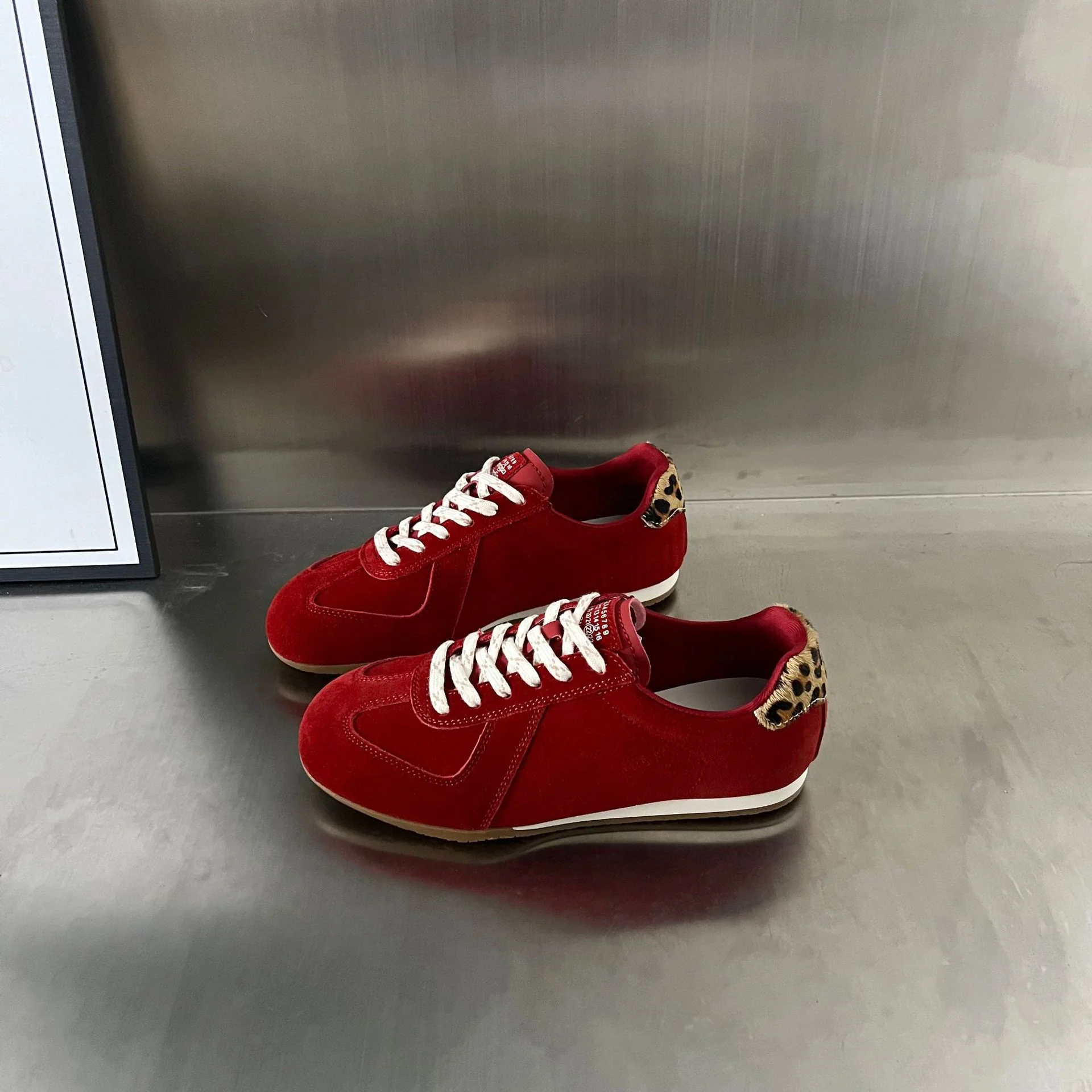 Damen Sportliche Sneakers mit modischem Wildleder-Obermaterial und einzigartigen Akzenten Heidi Mode - Image 2