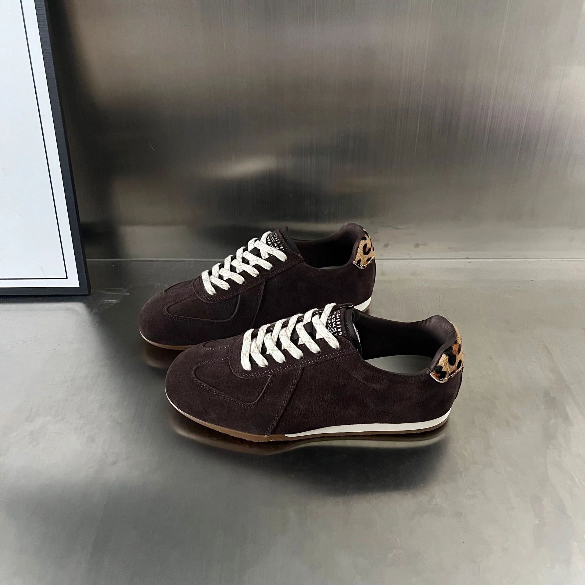 Damen Sportliche Sneakers mit modischem Wildleder-Obermaterial und einzigartigen Akzenten Heidi Mode - Image 7