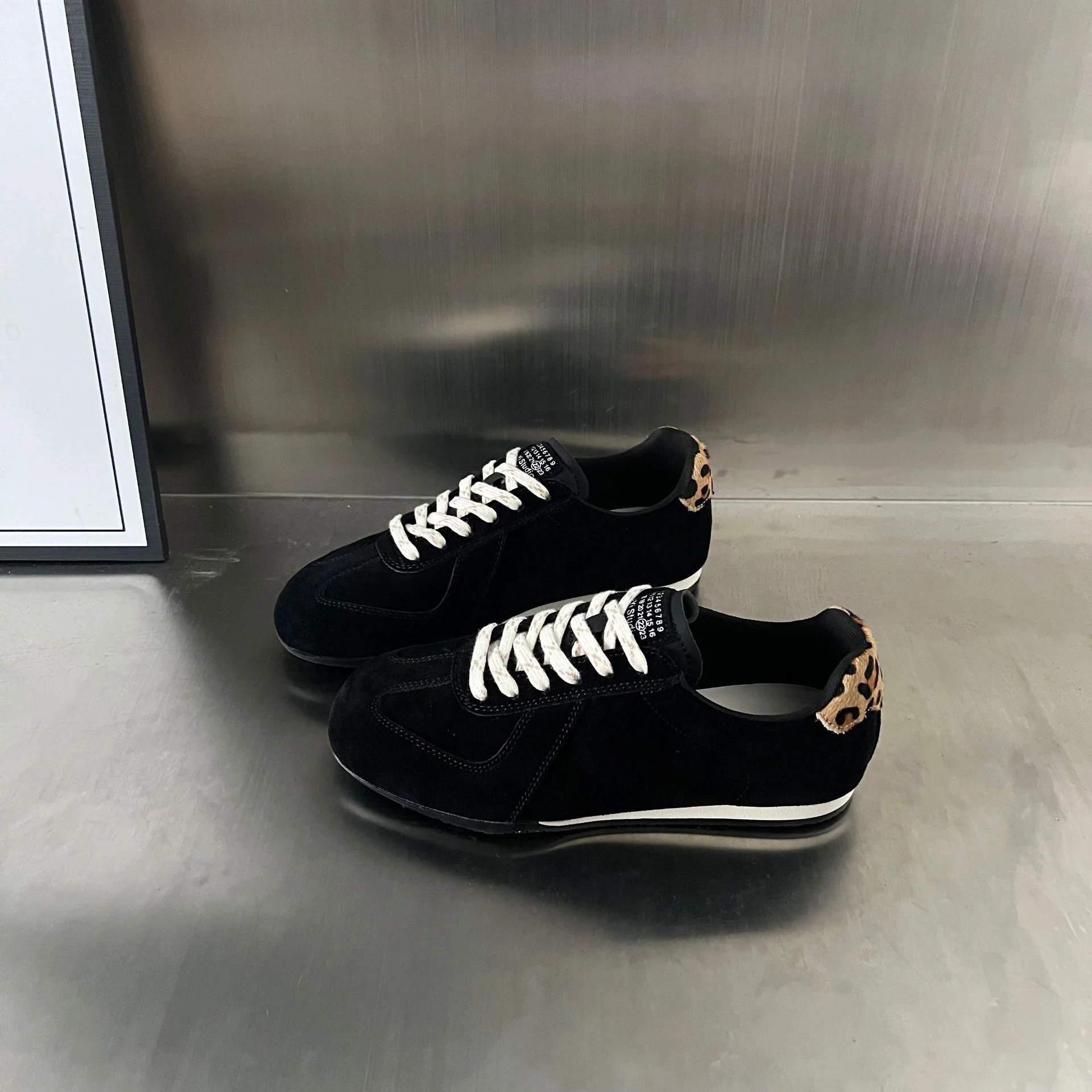 Damen Sportliche Sneakers mit modischem Wildleder-Obermaterial und einzigartigen Akzenten Heidi Mode - Image 8
