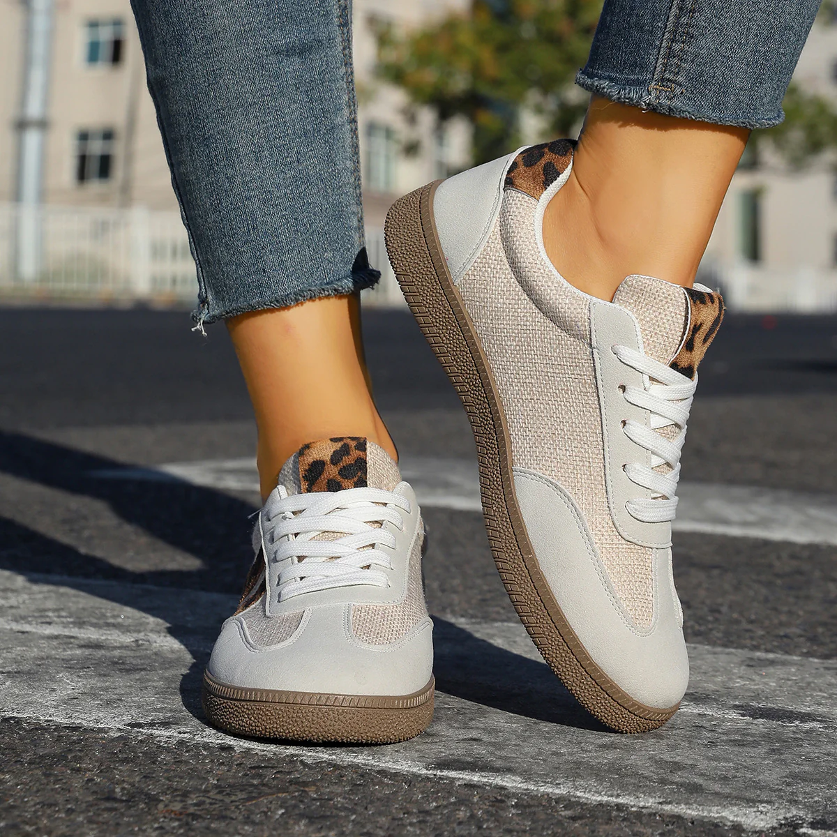 Damen Sportliche Sneakers mit modischen Leopardenakzenten und flexibler Laufsohle Heidi Mode - Image 3