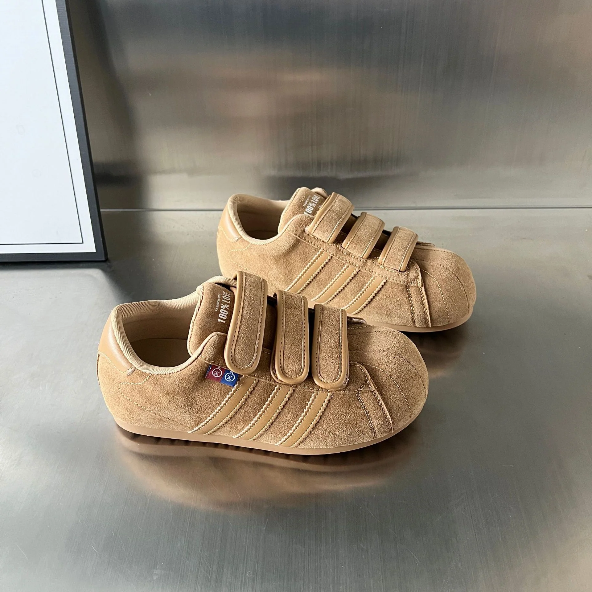 Damen Sportliche Sneakers mit praktischem Klettverschluss aus hochwertigem Wildleder Heidi Mode - Image 5