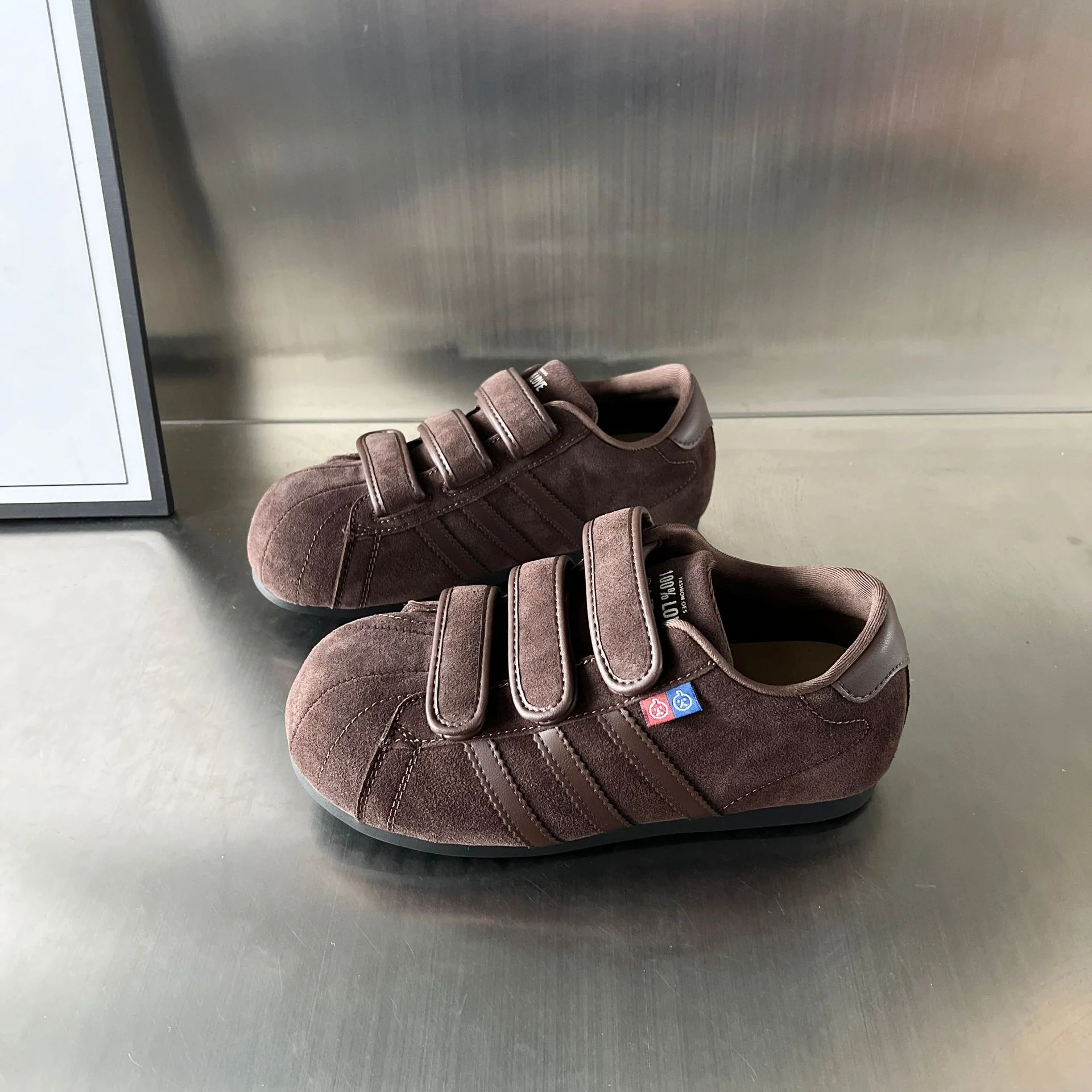 Damen Sportliche Sneakers mit praktischem Klettverschluss aus hochwertigem Wildleder Heidi Mode - Image 7
