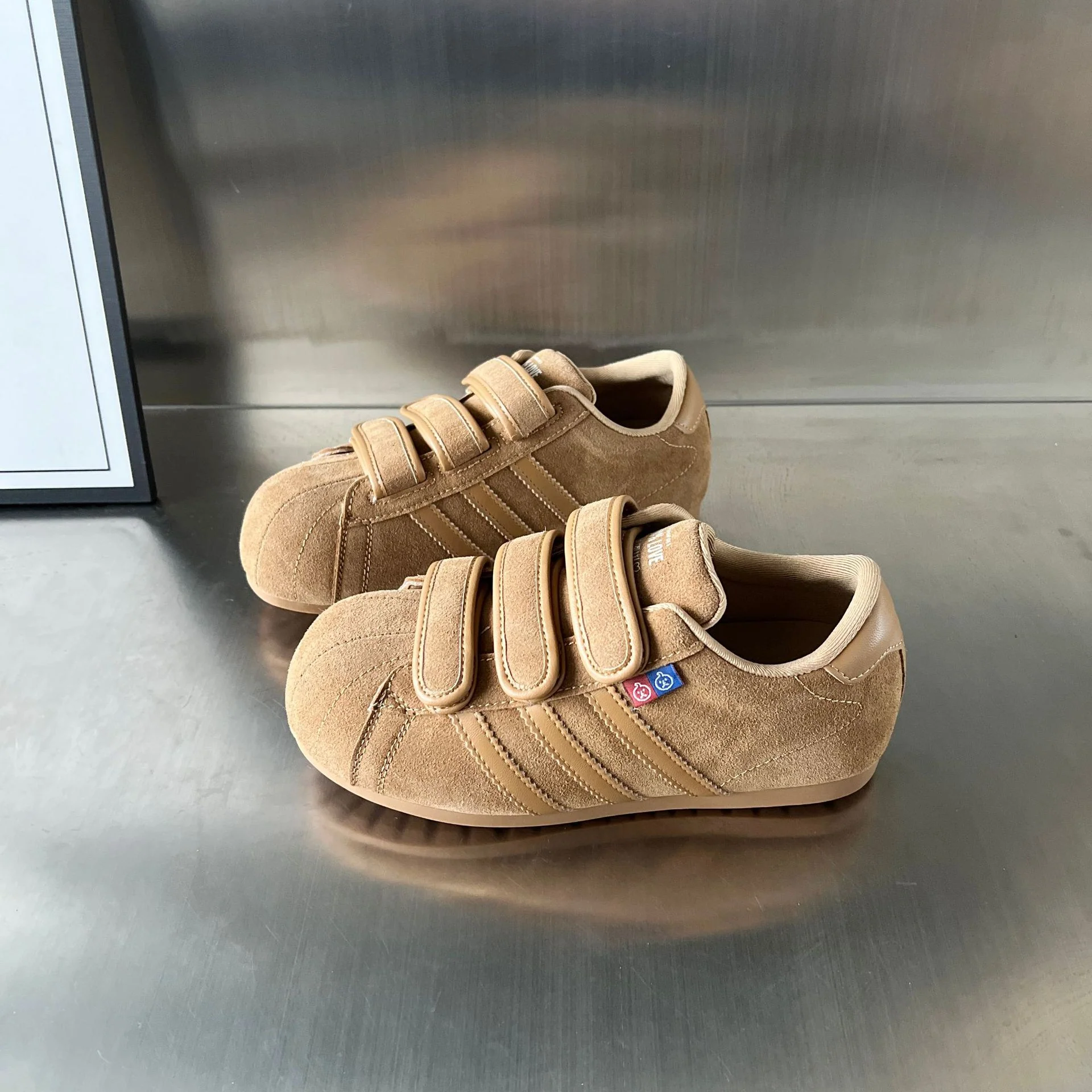 Damen Sportliche Sneakers mit praktischem Klettverschluss aus hochwertigem Wildleder Heidi Mode - Image 8