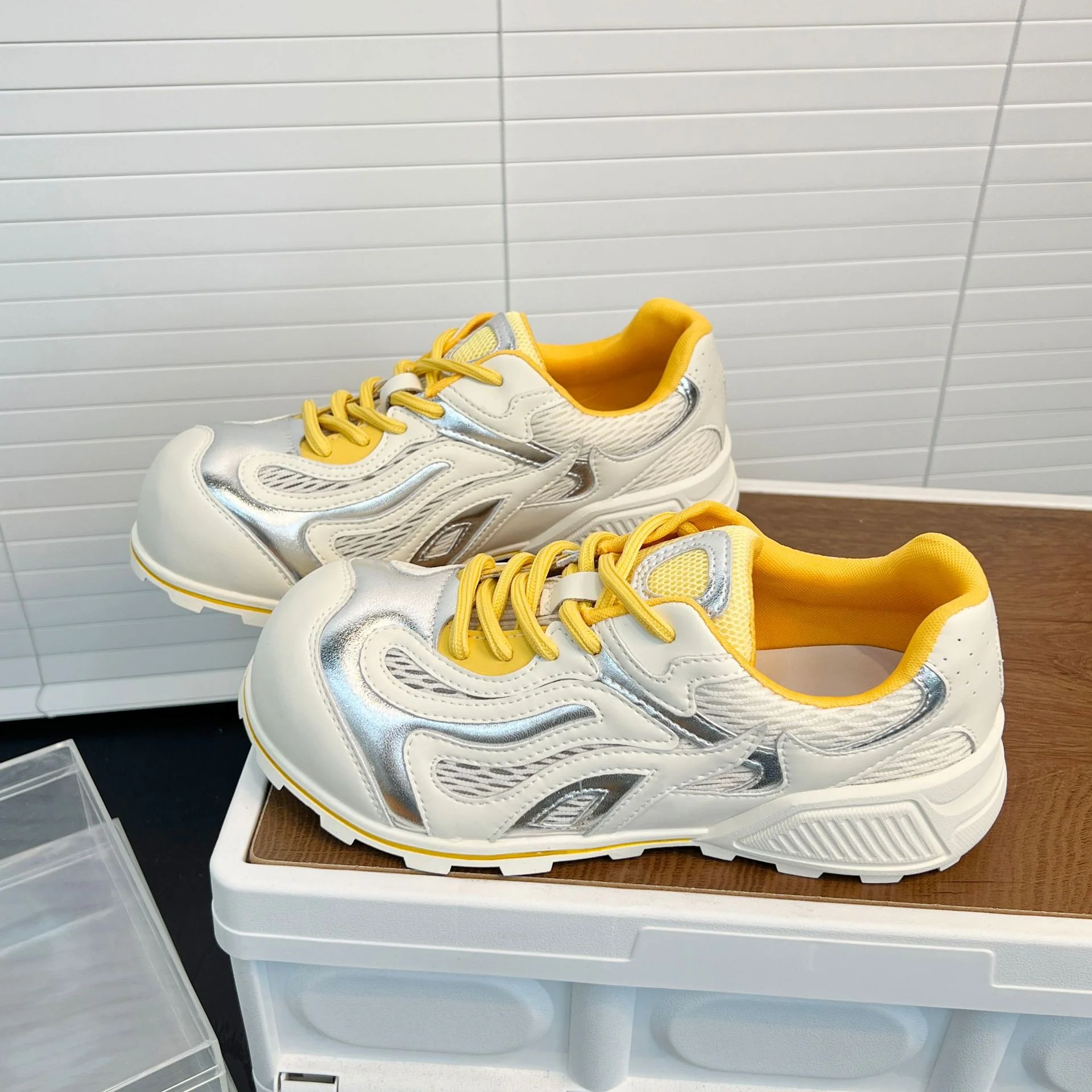 Damen Sportliche Sneakers mit reflektierenden Akzenten und atmungsaktiven Netzeinsätzen Heidi Mode
