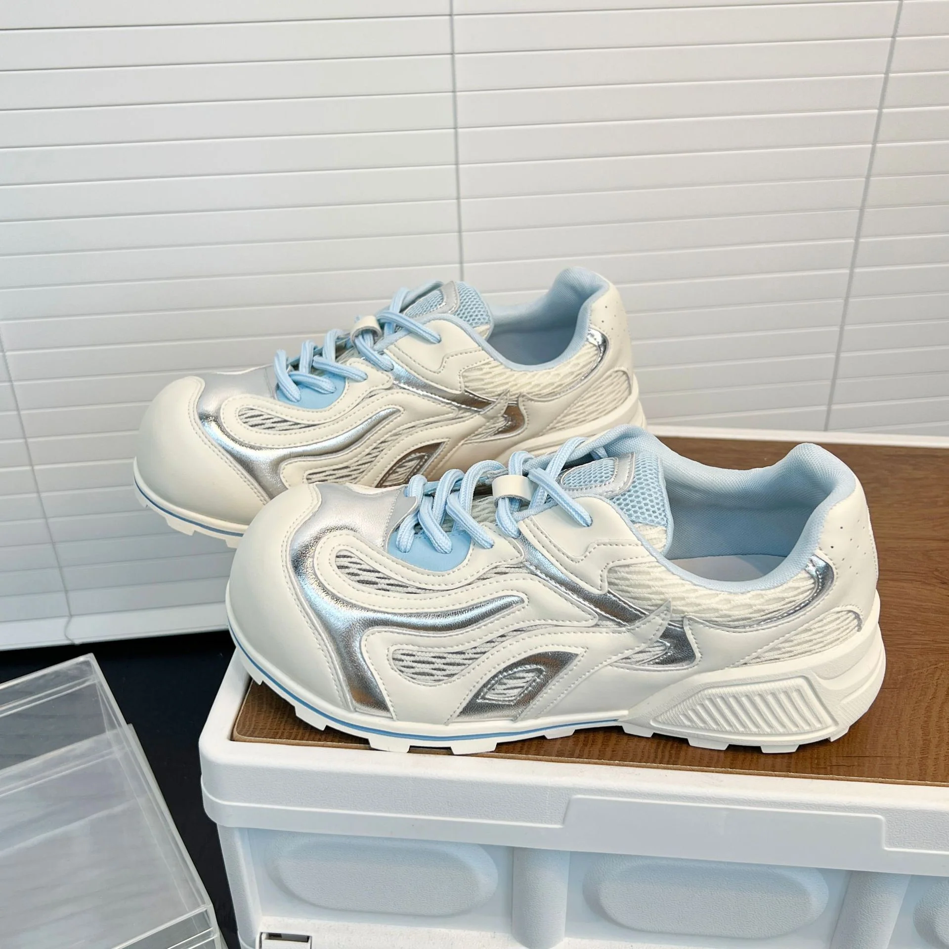 Damen Sportliche Sneakers mit reflektierenden Akzenten und atmungsaktiven Netzeinsätzen Heidi Mode - Image 2