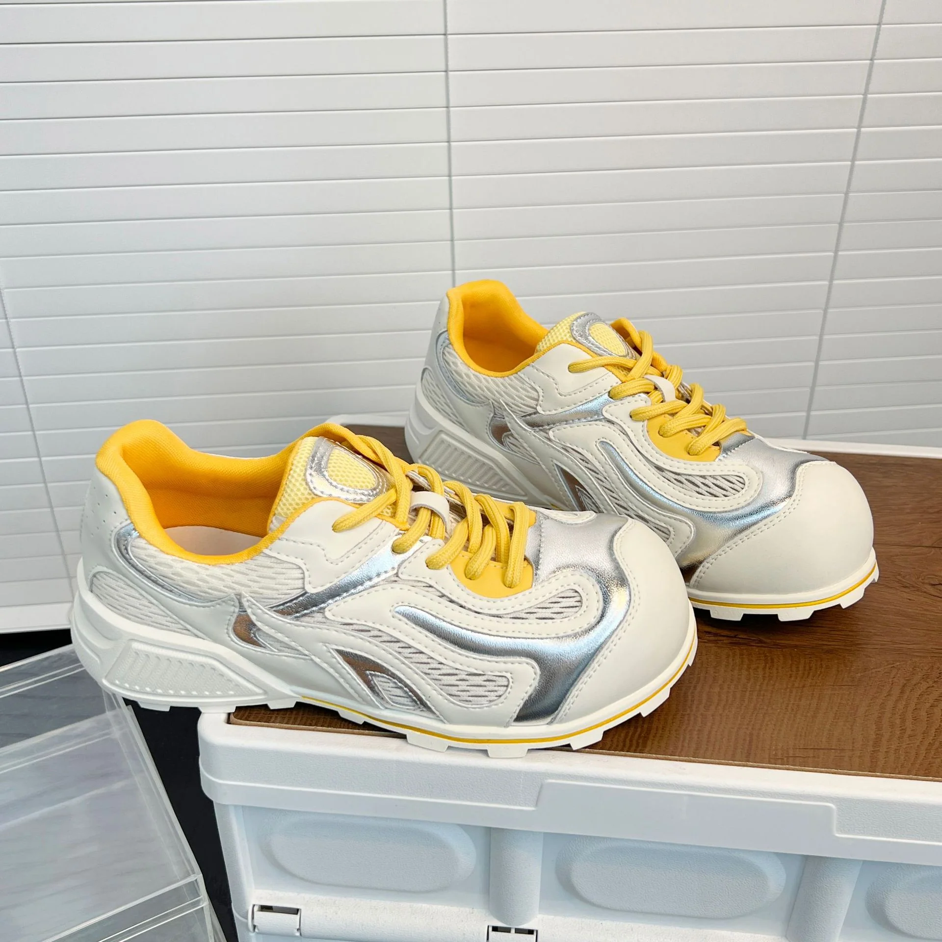 Damen Sportliche Sneakers mit reflektierenden Akzenten und atmungsaktiven Netzeinsätzen Heidi Mode - Image 5