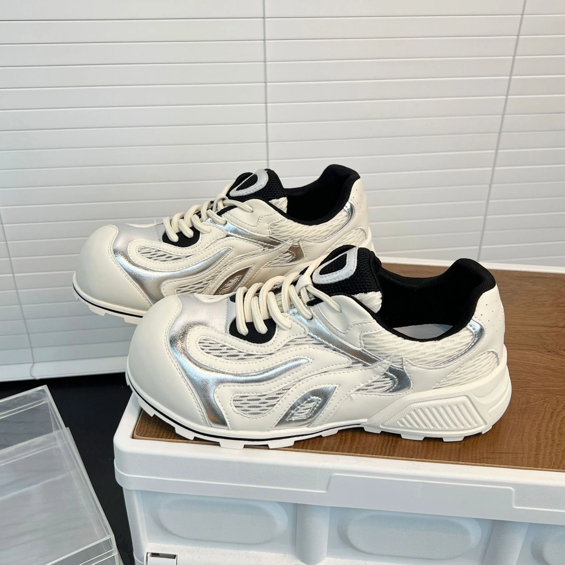 Damen Sportliche Sneakers mit reflektierenden Akzenten und atmungsaktiven Netzeinsätzen Heidi Mode - Image 8