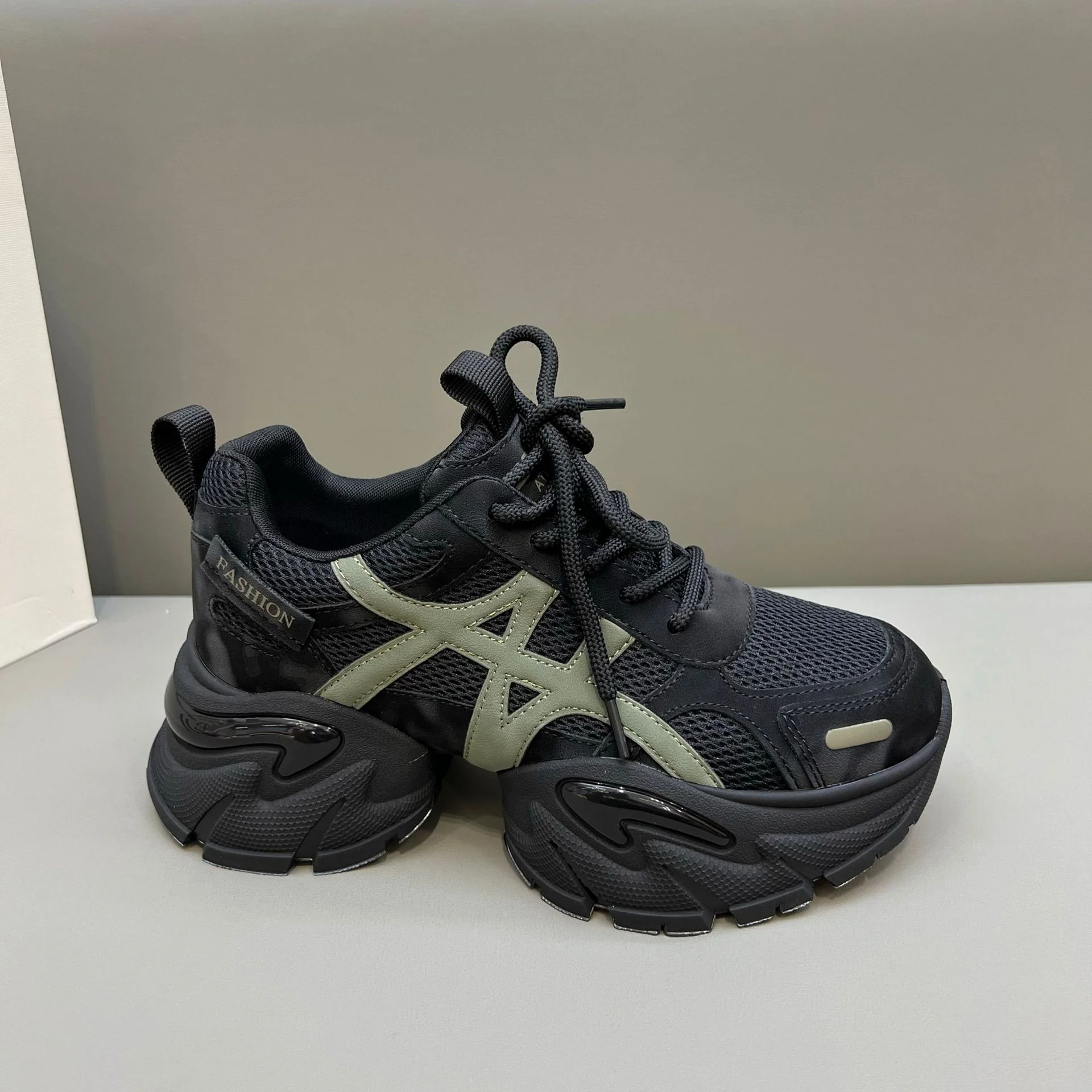 Damen Sportliche Sneakers mit rutschfestem Profil und atmungsaktivem Obermaterial Heidi Mode - Image 3