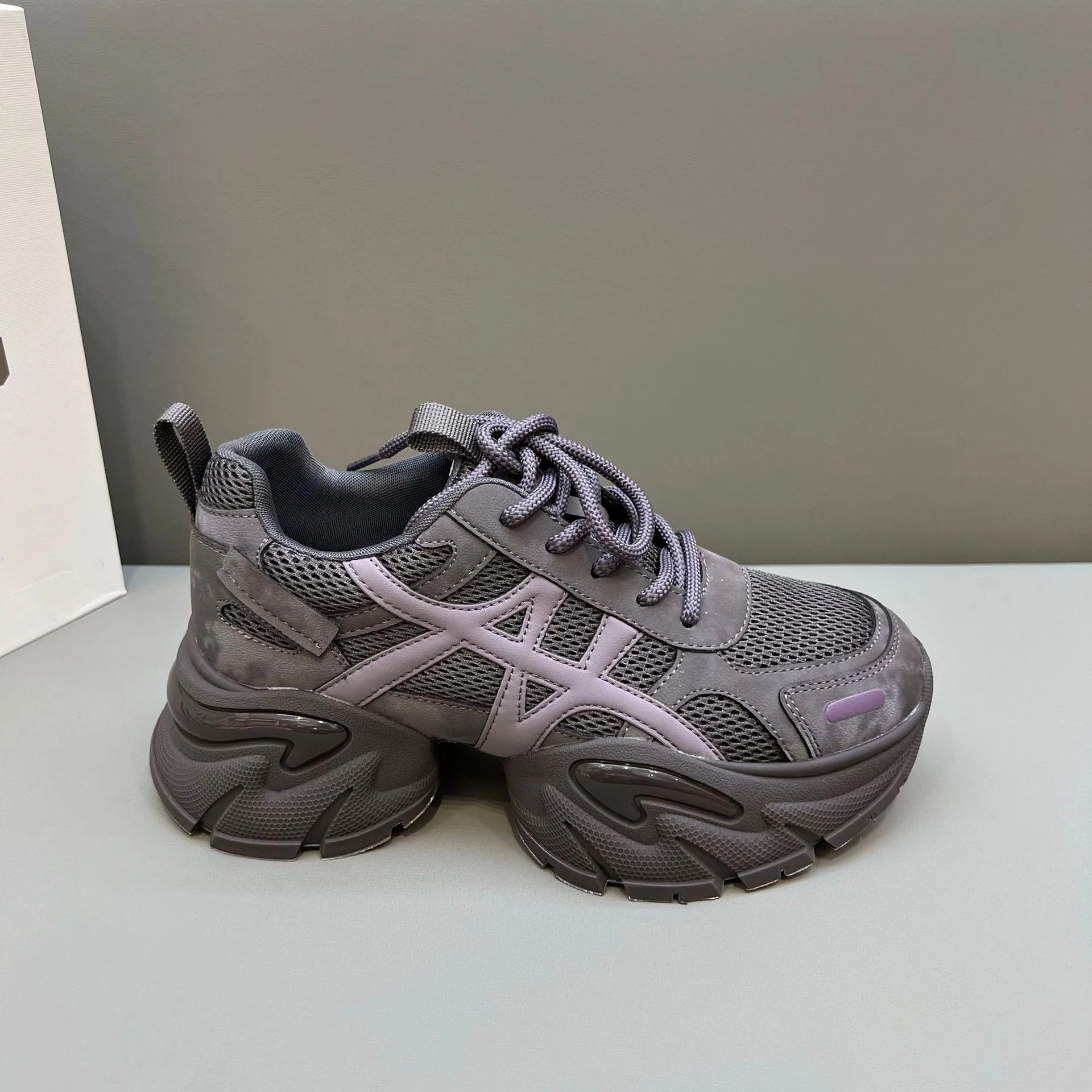 Damen Sportliche Sneakers mit rutschfestem Profil und atmungsaktivem Obermaterial Heidi Mode - Image 4