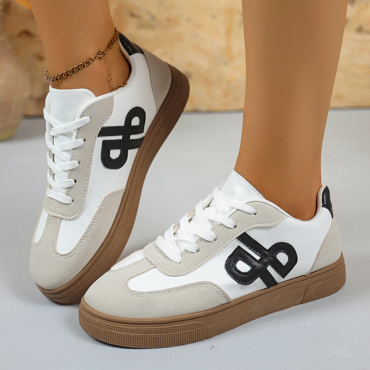 Damen Sportliche Sneakers mit rutschfester Gummisohle und modischem Design Heidi Mode - Image 4