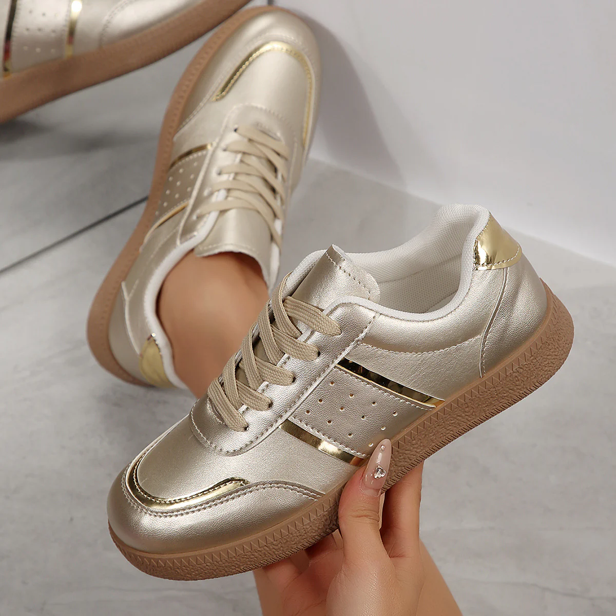 Damen Sportliche Sneakers mit schimmernden Akzenten und rutschfester Laufsohle Heidi Mode