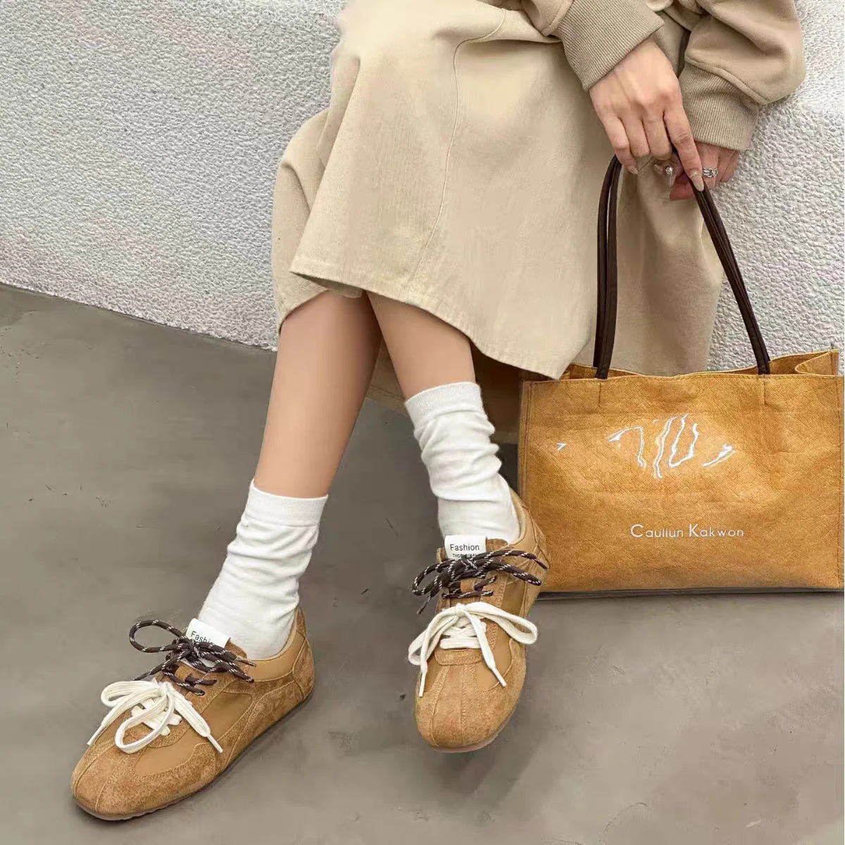 Damen sportliche Sneakers mit speziellen Schnürdetails und komfortabler Sohle Heidi Mode - Image 4