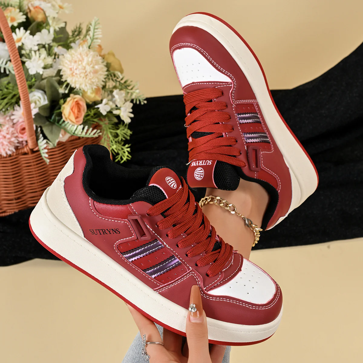 Damen Sportliche Sneakers mit stabiler Laufsohle und modischen Akzenten Heidi Mode