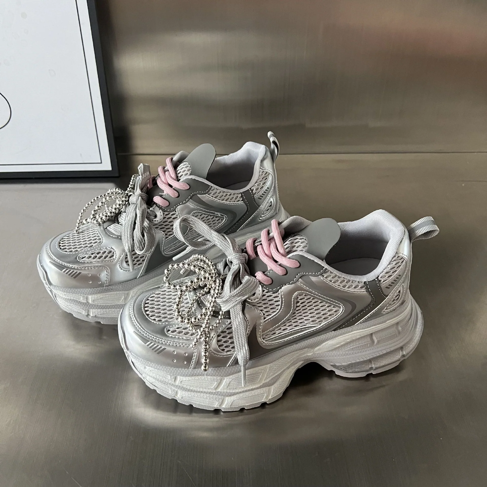 Damen Sportliche Sneakers mit stilvollem Mesh-Design und modischer Perlenverzierung Heidi Mode - Image 2