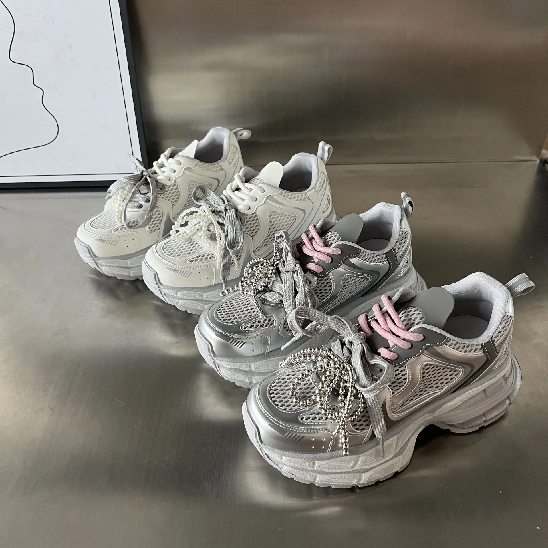 Damen Sportliche Sneakers mit stilvollem Mesh-Design und modischer Perlenverzierung Heidi Mode - Image 3